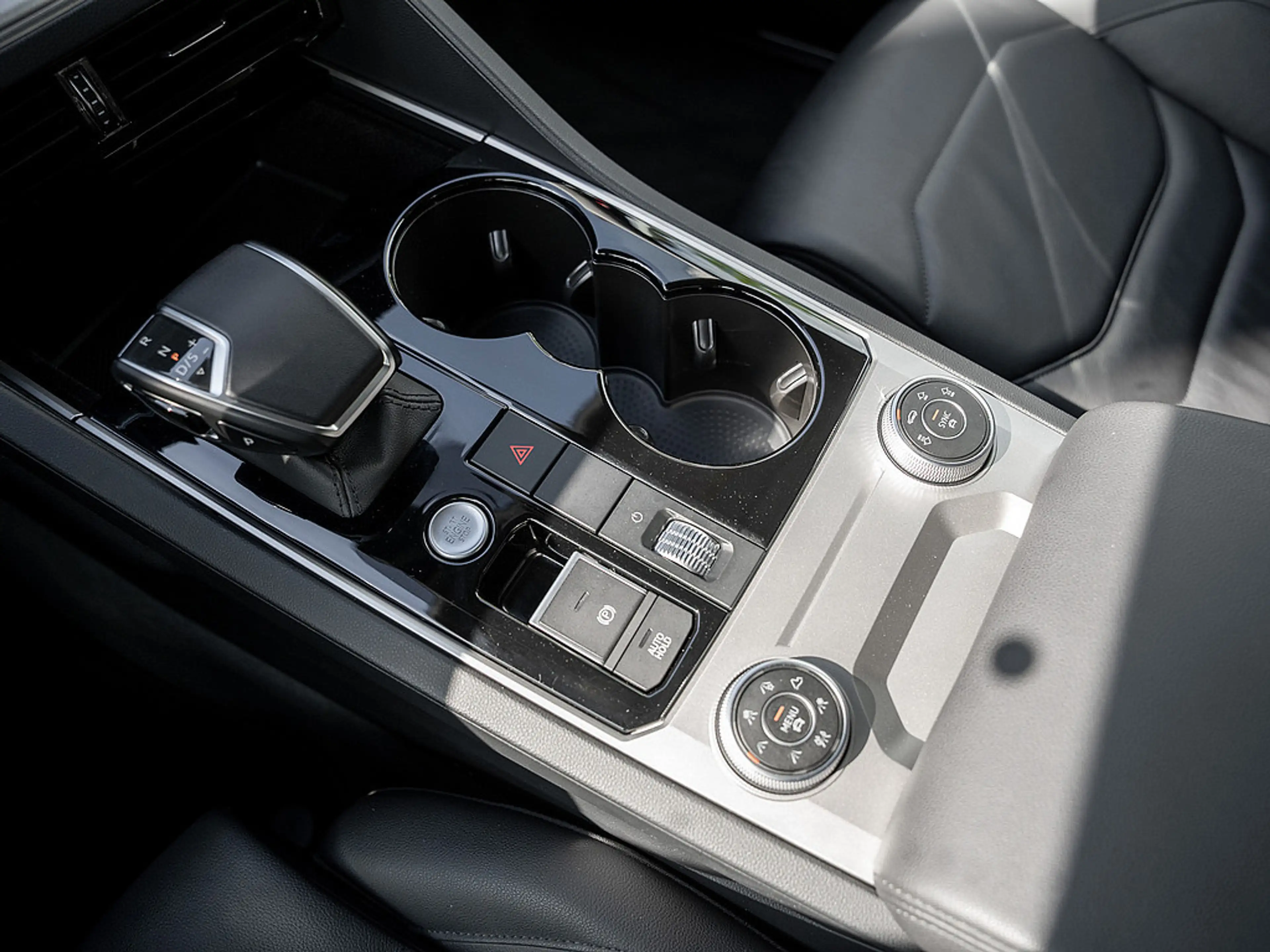 Volkswagen Touareg 3.0 TDI 4M AHK KAM MATRIX ACC NAVI — photo 10