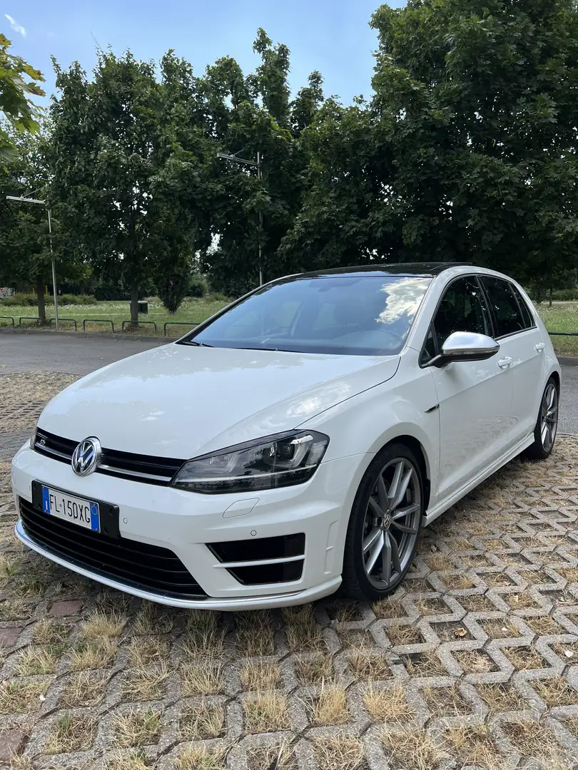 Volkswagen Golf R - 1