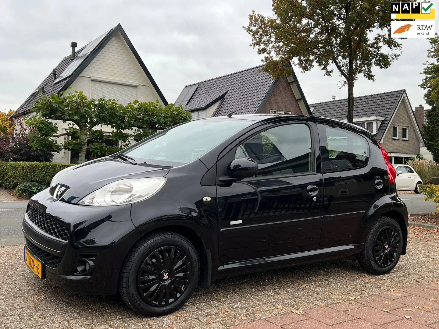 Peugeot 107 1.0-12V Millesim 200 NL-AUTO-NAP. Zwart - 1