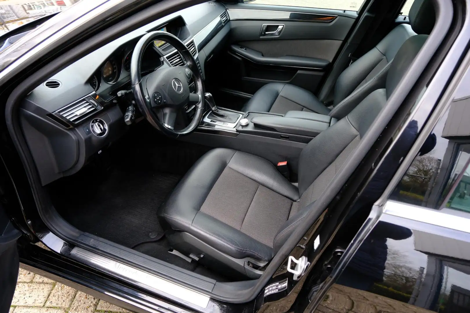 Mercedes-Benz E 200 Estate CGI 184pk Avantgarde Aut. Pano|Xenon|Navi|H Zwart - 2