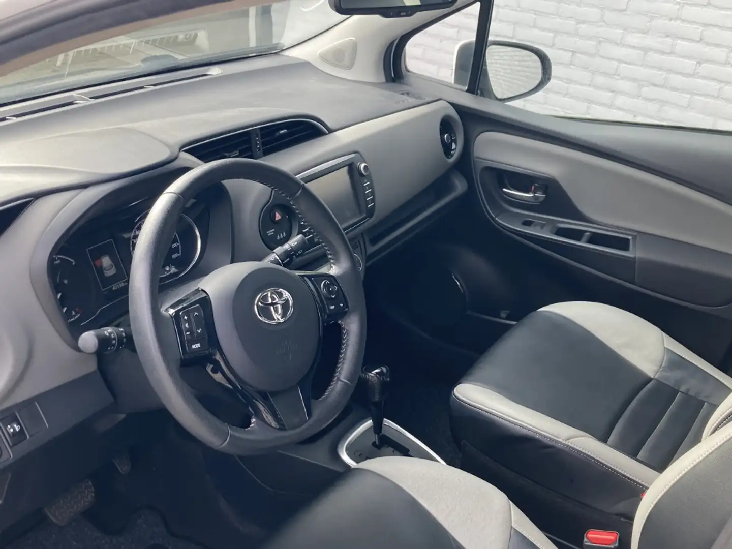 Toyota Yaris 1.5 Hybrid Dynamic Automaat 5-deurs | NL auto | Na Weiß - 2
