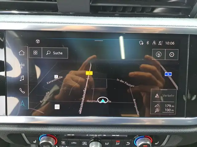 Audi Q3 view 14