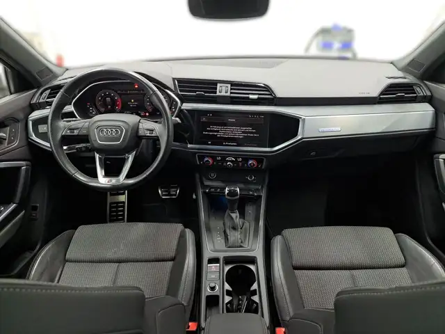 Audi Q3 view 15