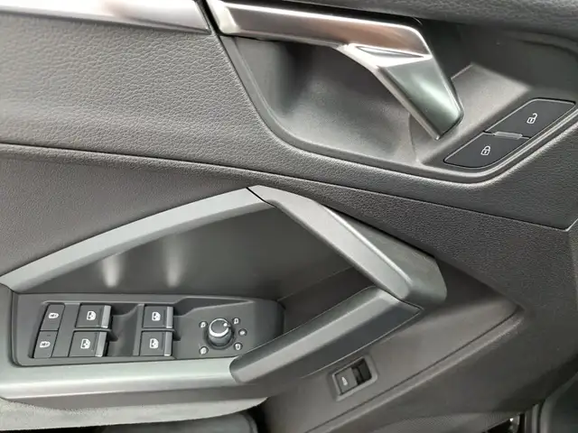 Audi Q3 view 10