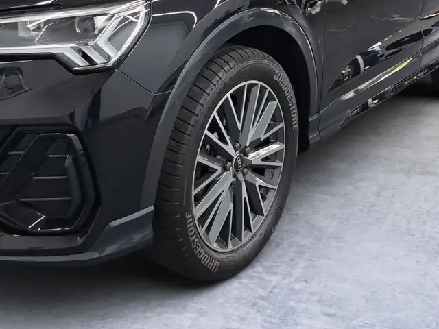 Audi Q3 view 6