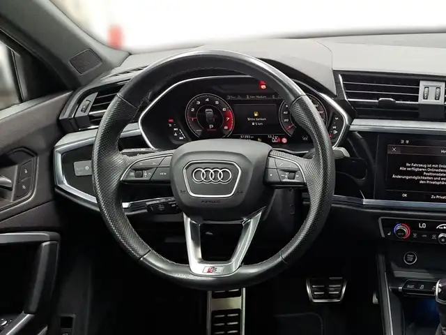 Audi Q3 view 11