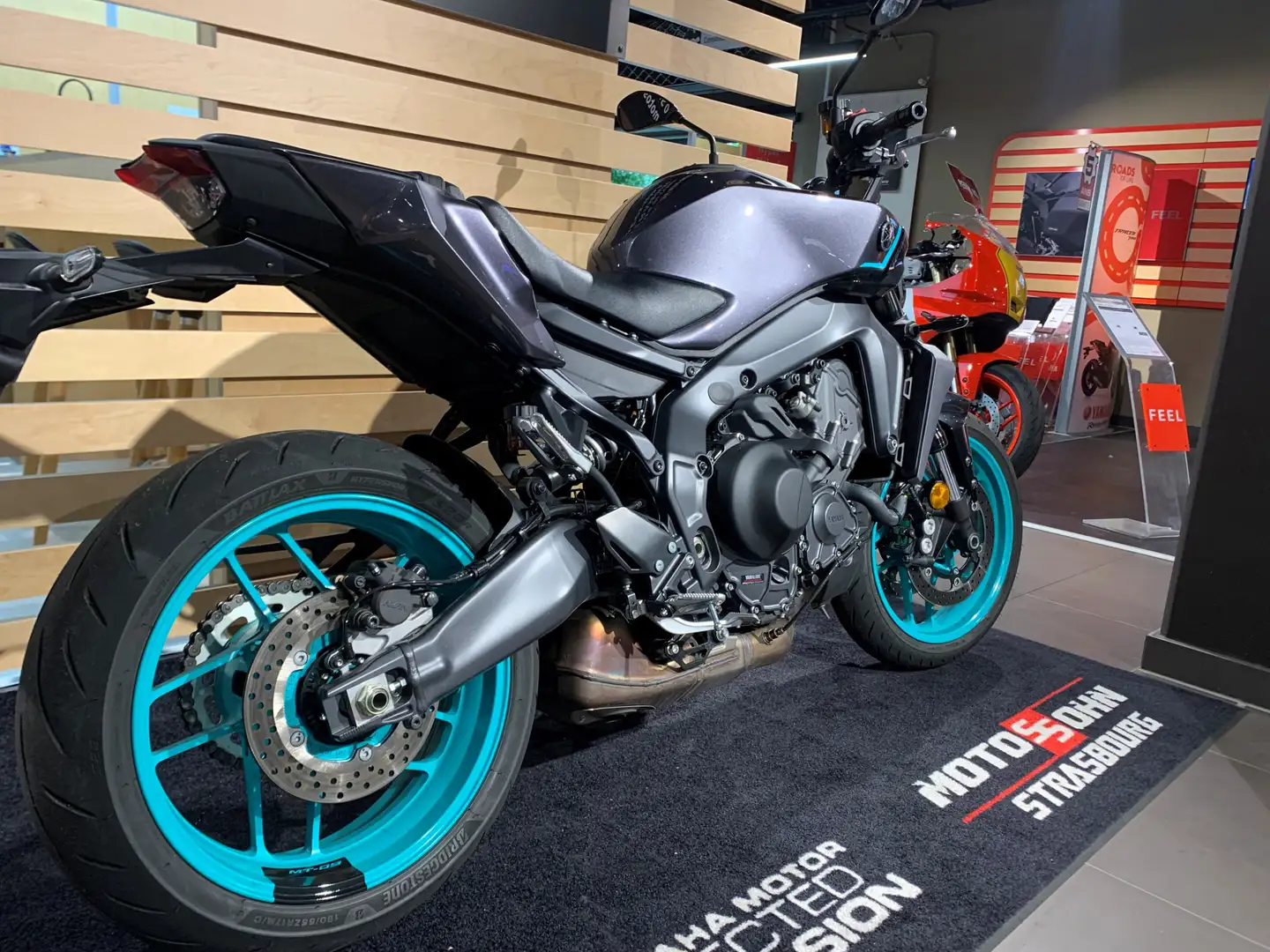 Yamaha MT-09 Gris - 2