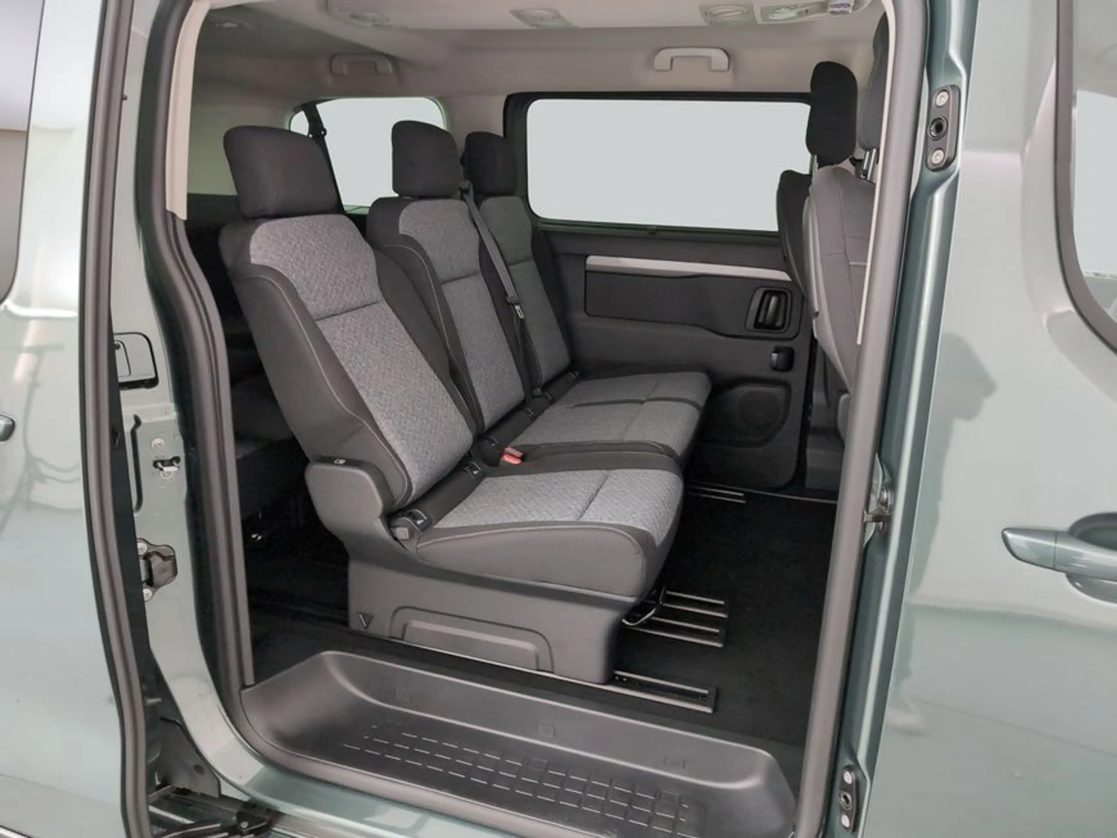 Peugeot Traveller L2 2.0 BlueHDi 180 EAT8 Active 8-Sitzer — photo 11