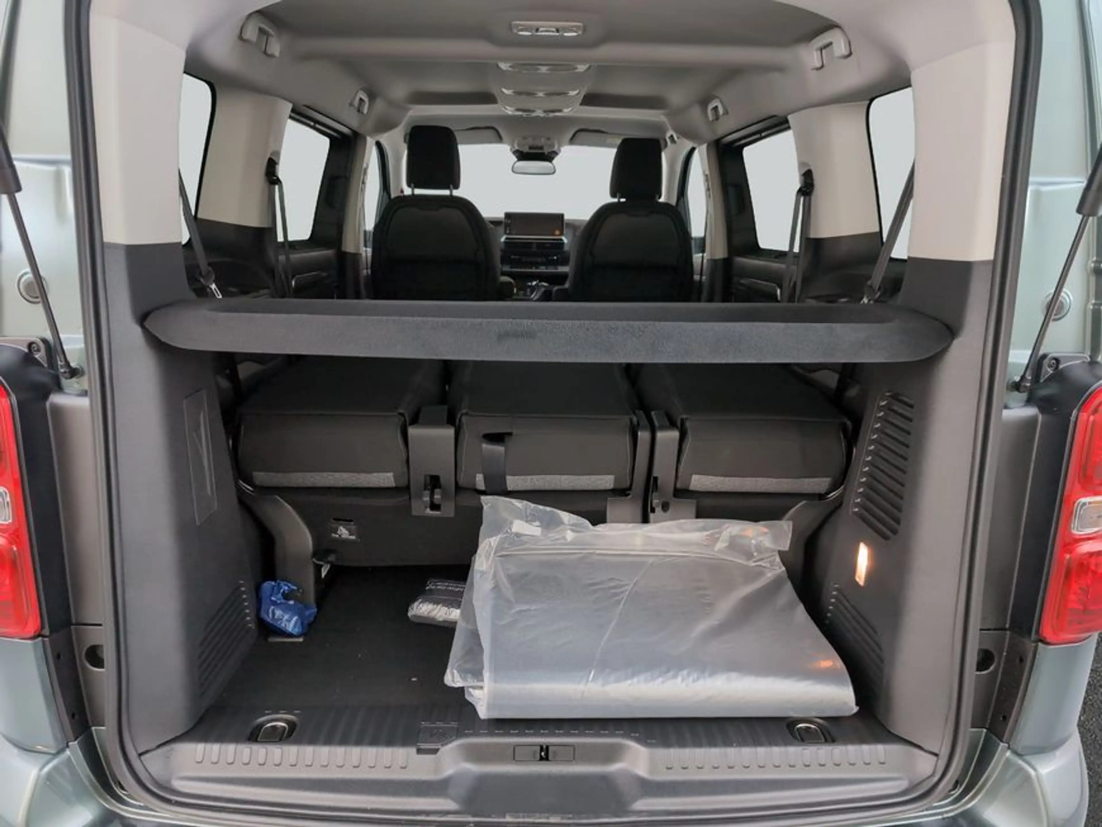 Peugeot Traveller L2 2.0 BlueHDi 180 EAT8 Active 8-Sitzer — photo 8