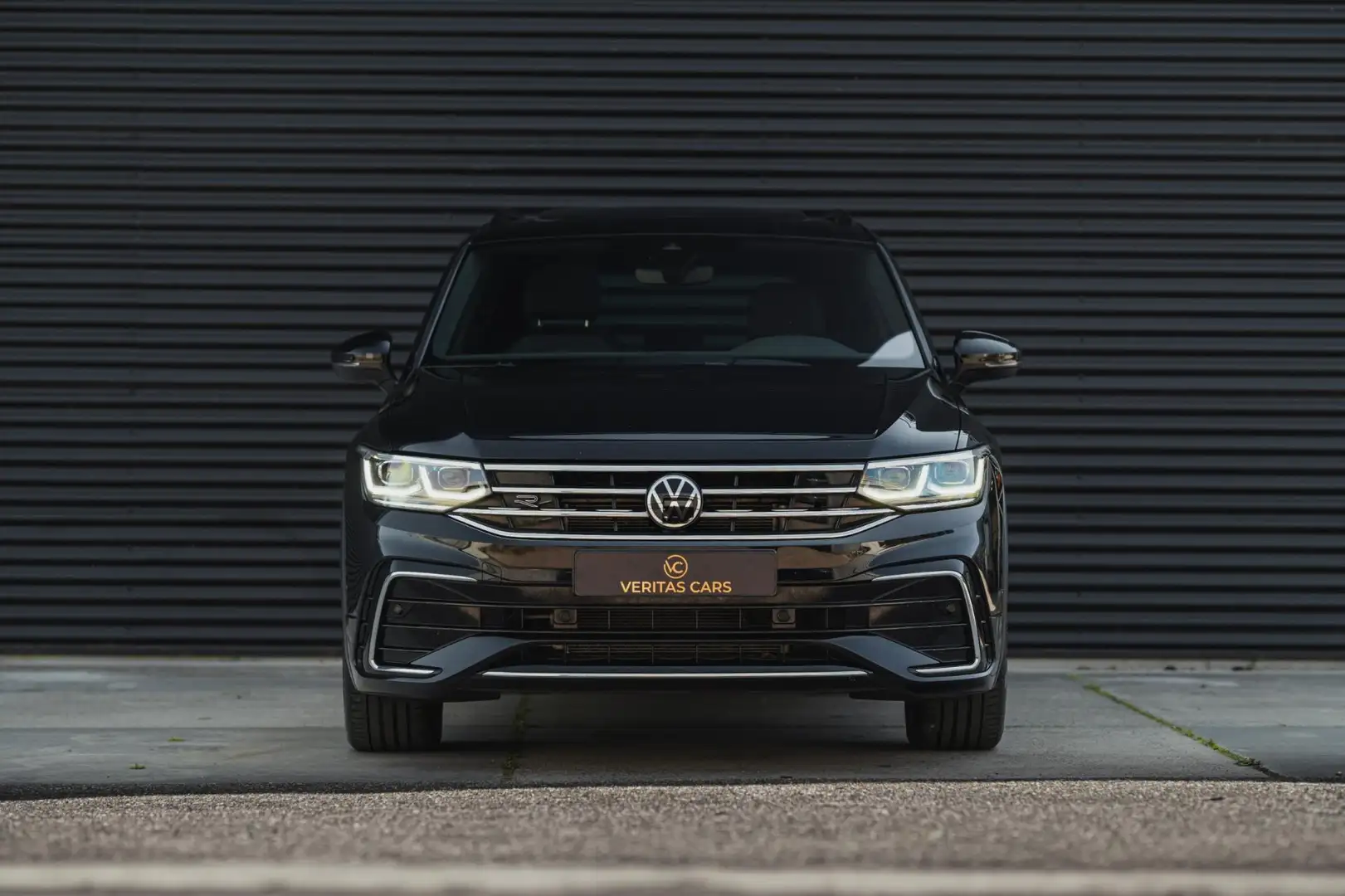 Volkswagen Tiguan 2.0 TDI R-Line 4Motion 200PK DSG Pano|IQ Light|H&K Zwart - 2