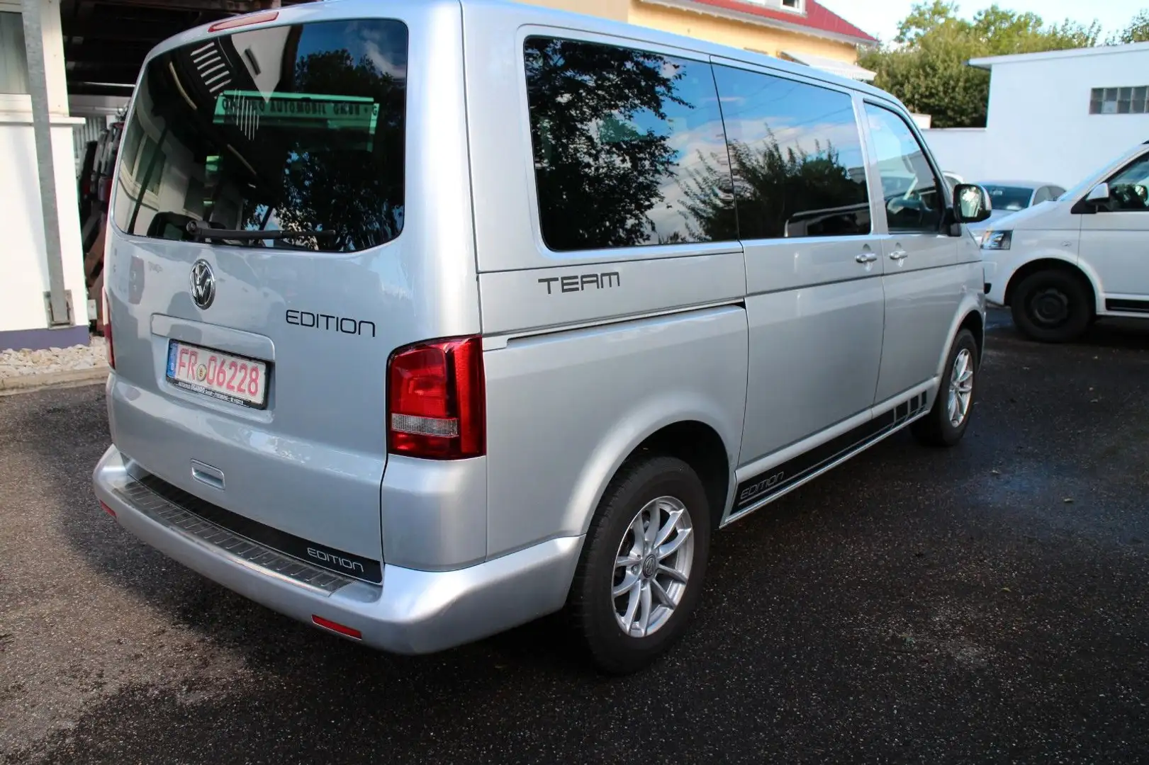 Volkswagen T5 Multivan 2,0TDI/140PS/7Sitz/Temp/AluAllwetter Silber - 2