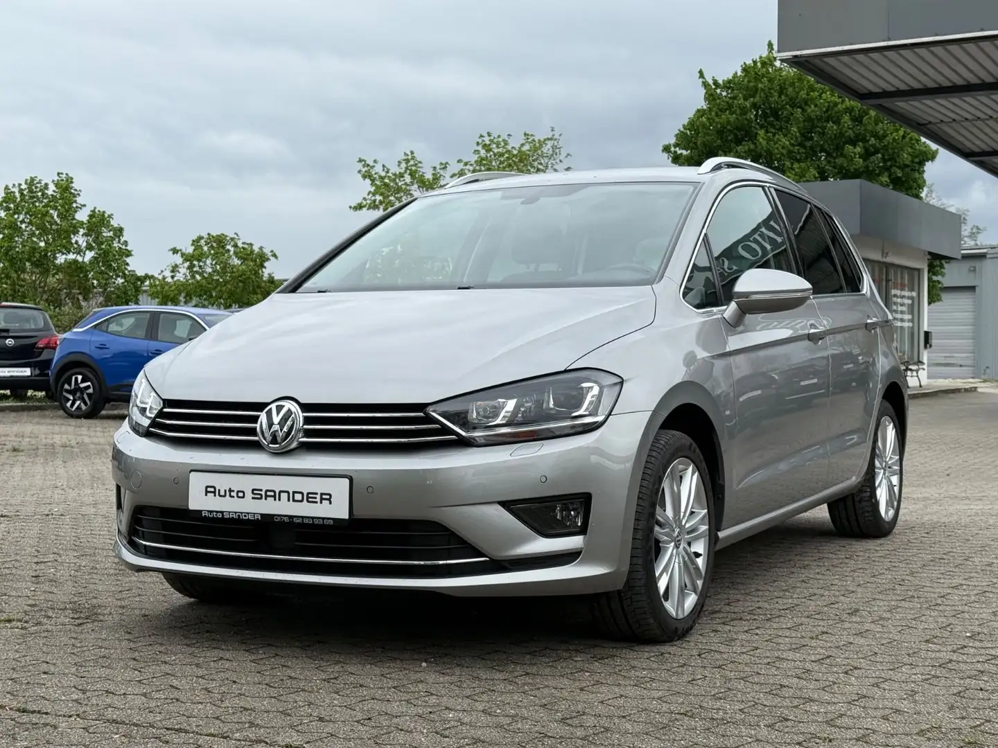 Volkswagen Golf Sportsvan VII Highline AHK BI-XENON 8fach Plateado - 2