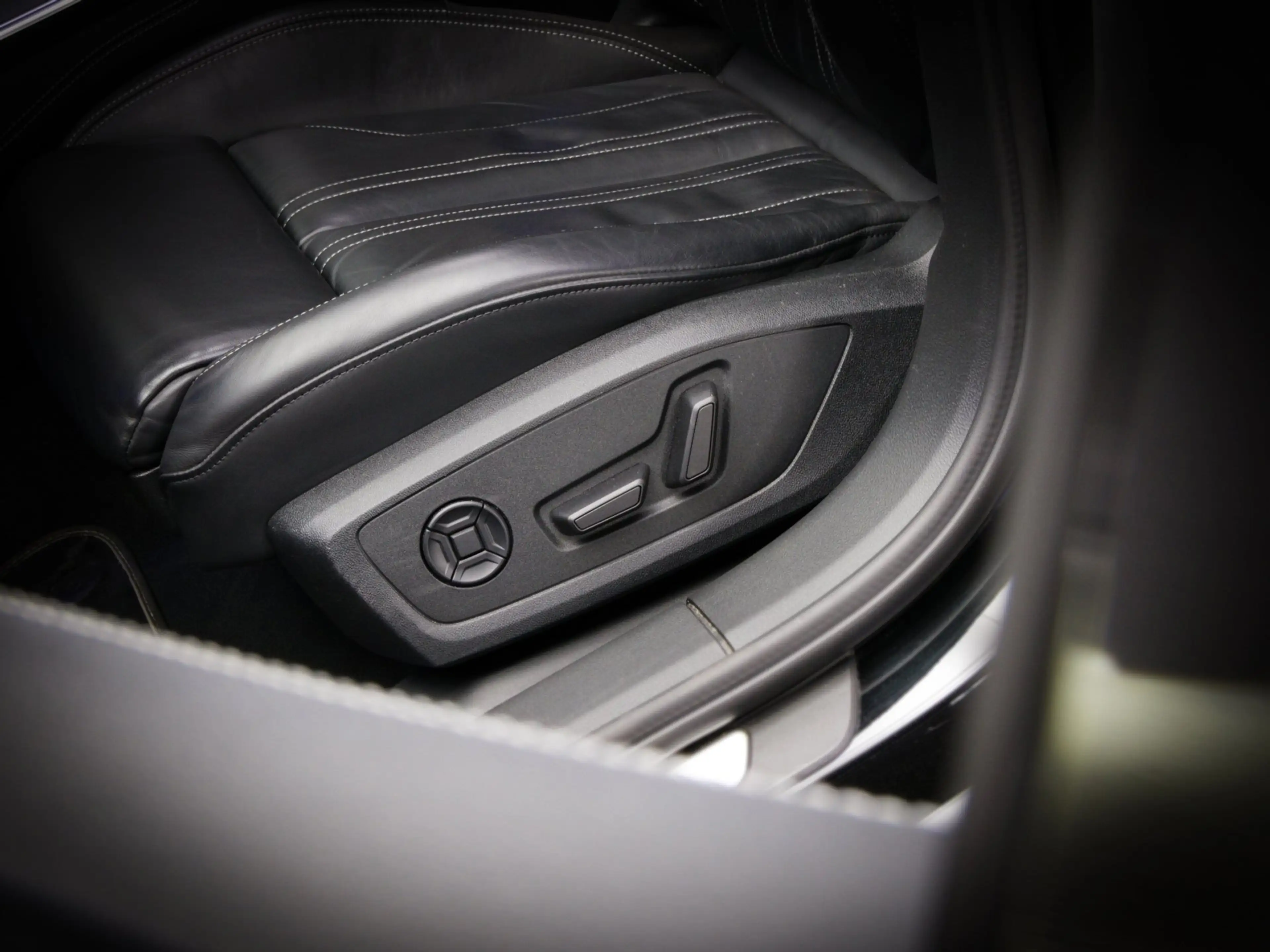 Audi A6 Avant 55 TFSI e quattro Competition S-Line Edition — photo 22