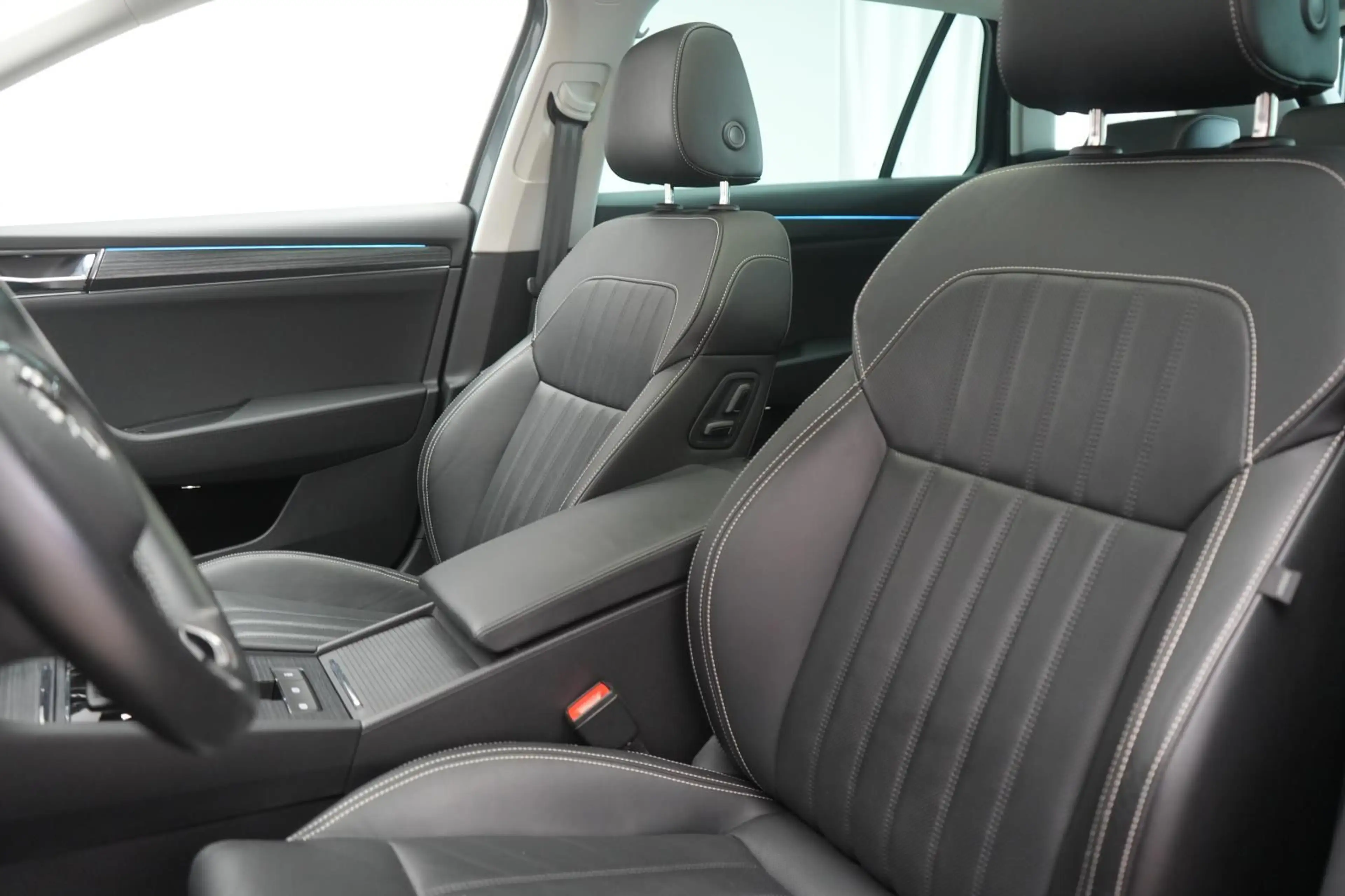 Skoda Superb 2.0 TDI DSG Premium Edition Leder/ACC/Pan — photo 10