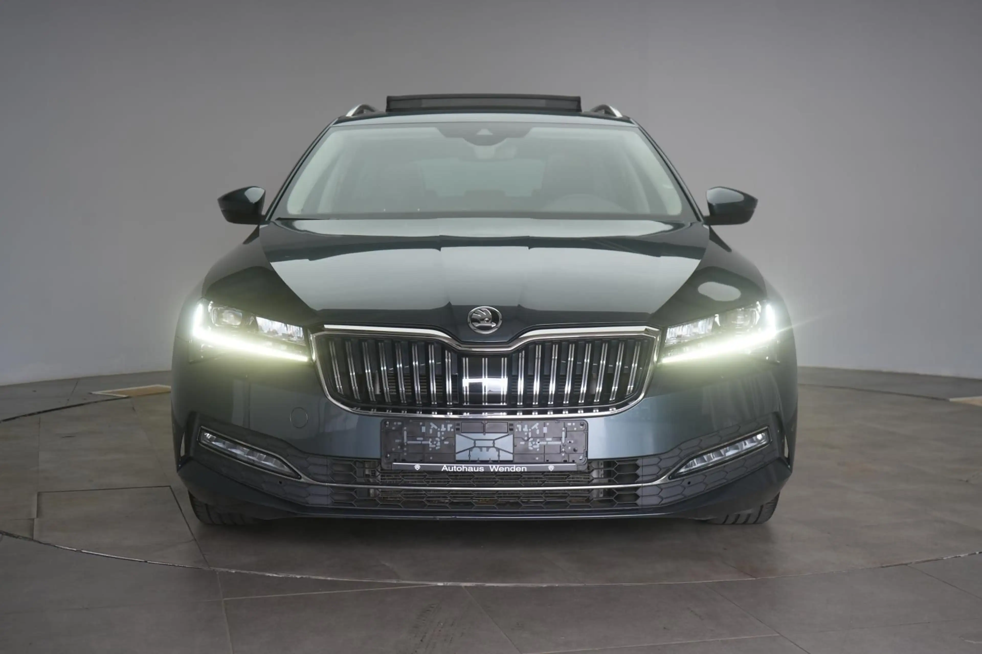 Skoda Superb 2.0 TDI DSG Premium Edition Leder/ACC/Pan — photo 2