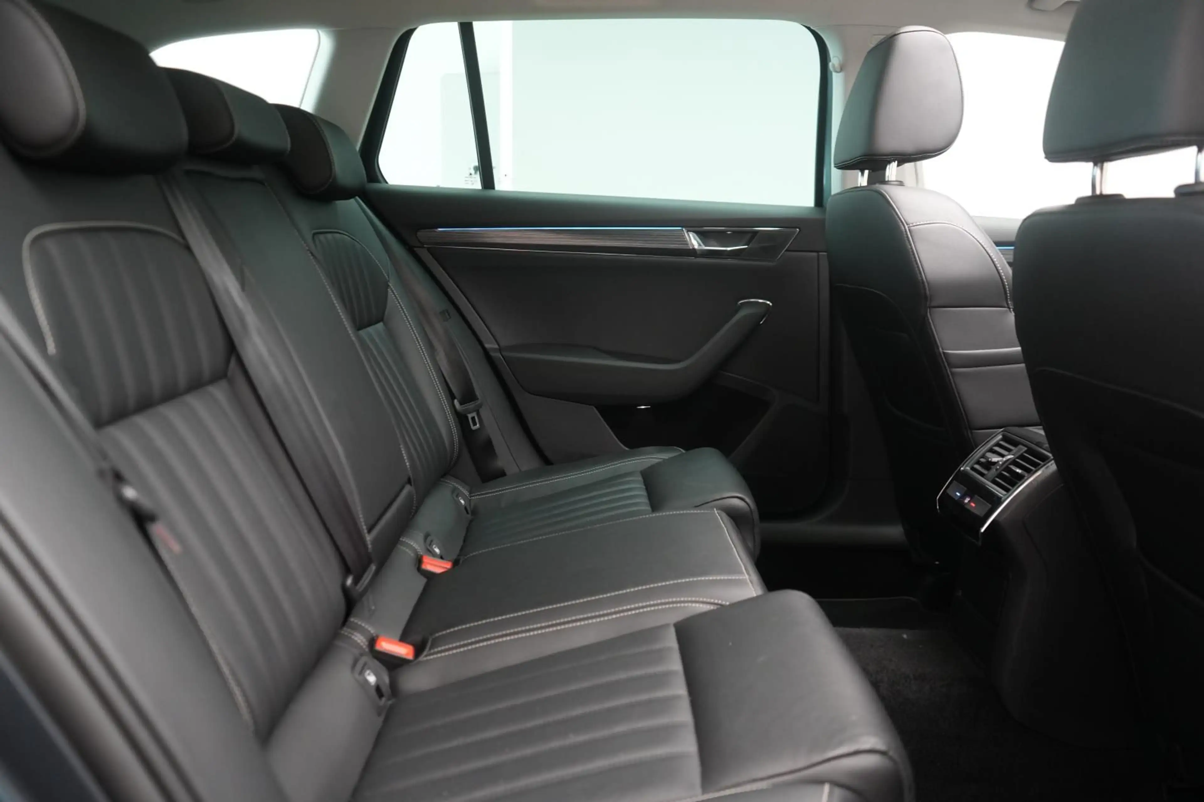 Skoda Superb 2.0 TDI DSG Premium Edition Leder/ACC/Pan — photo 8