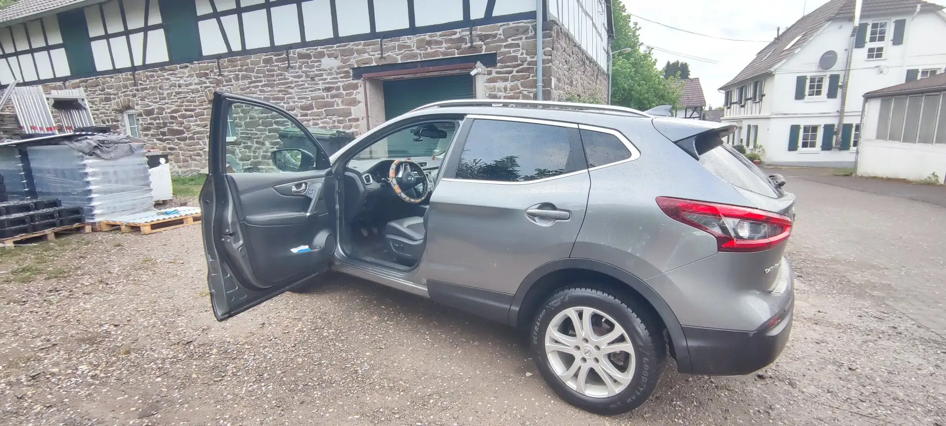Nissan Qashqai 1.6 DIG-T TEKNA+ Silber - 2