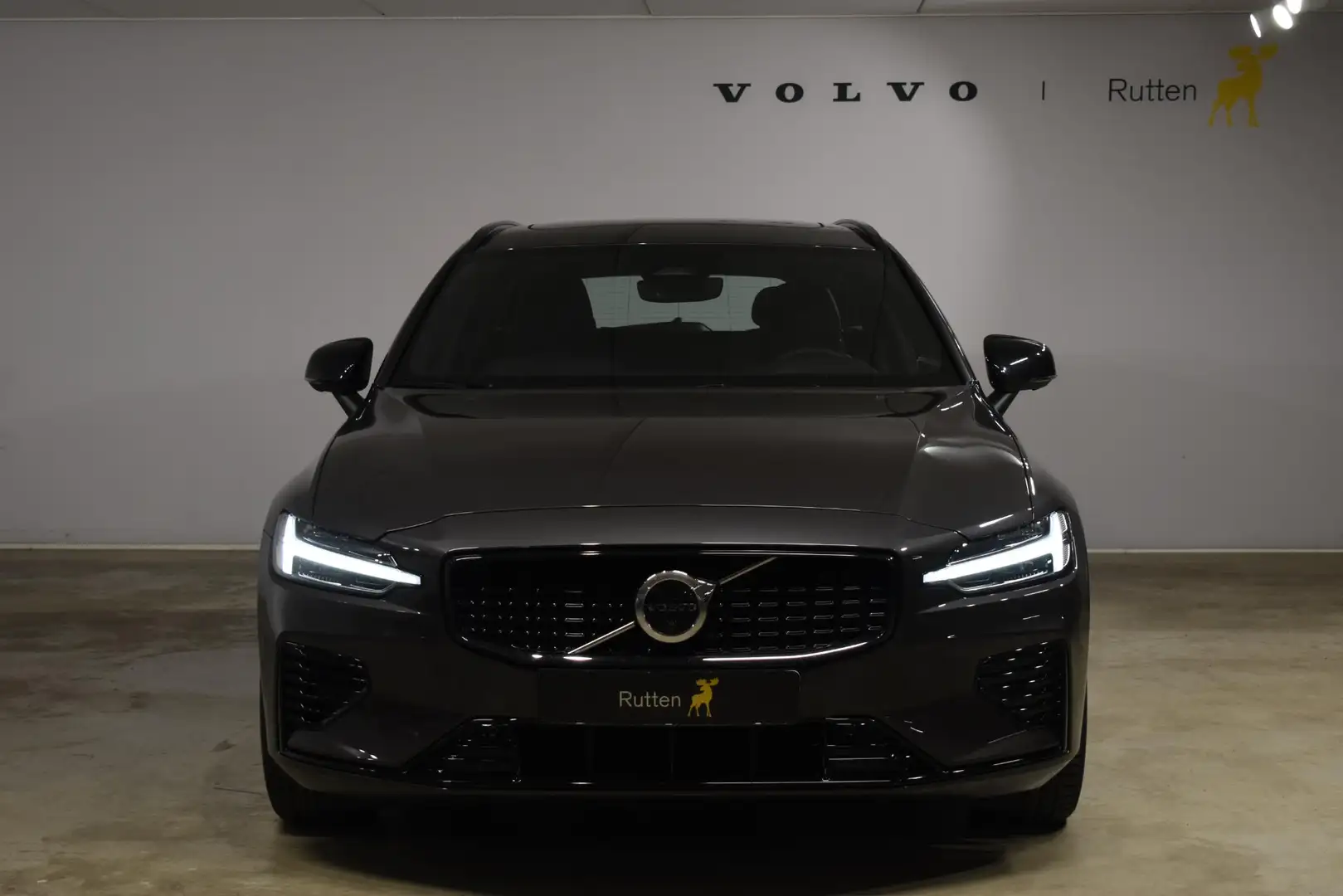 Volvo V60 T6 350PK Automaat AWD Plus Dark / Navigatie / 360 Grijs - 2