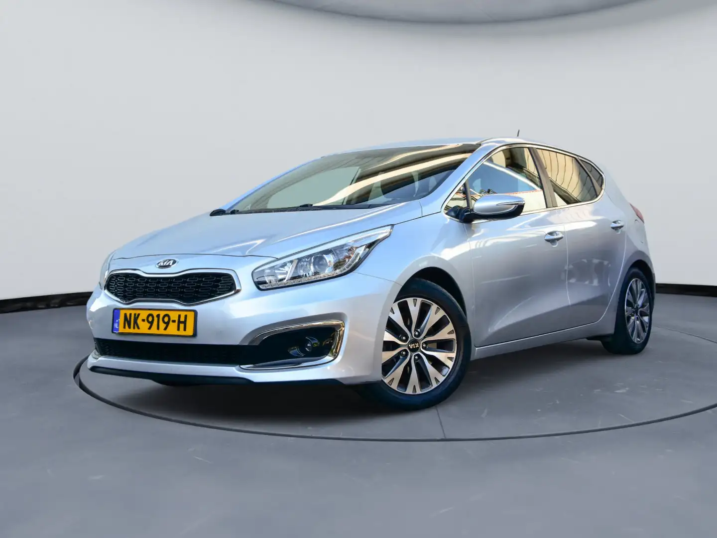 Kia Ceed / cee'd 1.6 GDI DynamicLine * BLUETOOTH * CAMERA * PARKEER Gris - 2