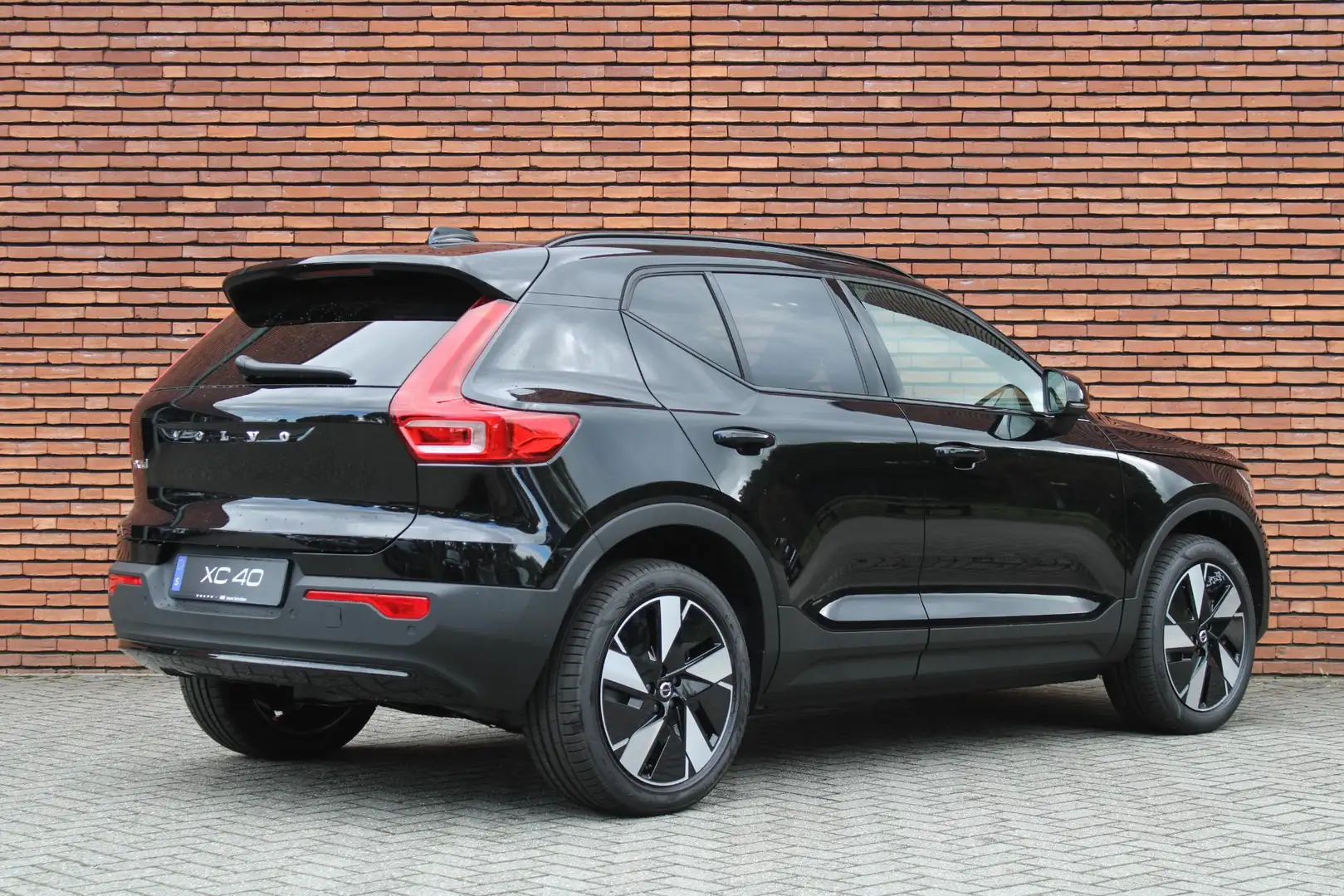 Volvo EX40 Single Motor Extended Range Plus 82 kWh | Dit jaar Zwart - 2