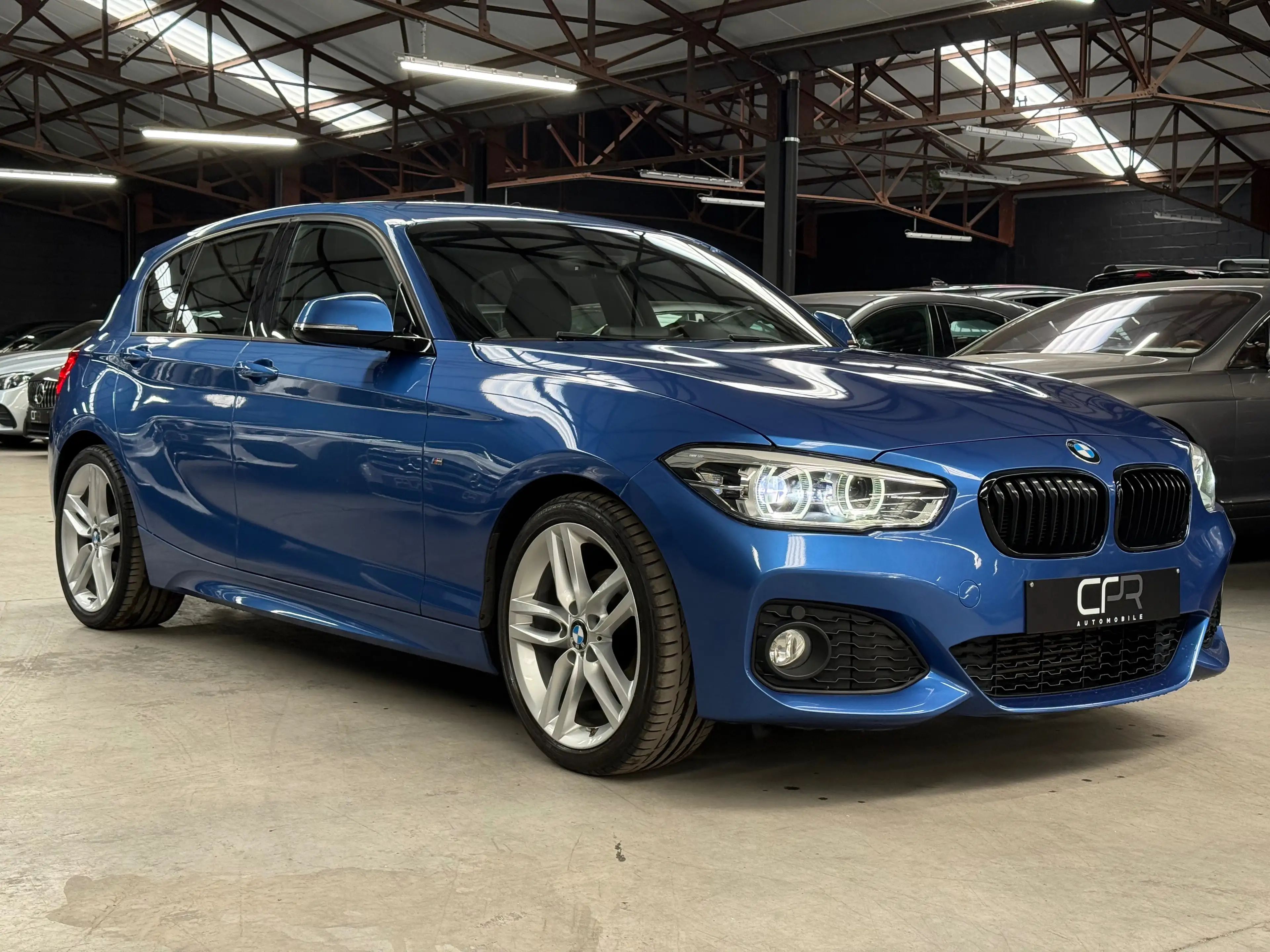 BMW 118 i * PACK M * ALCANTARA * LED * GPS * RADAR AR * ATTELAGE — photo 3