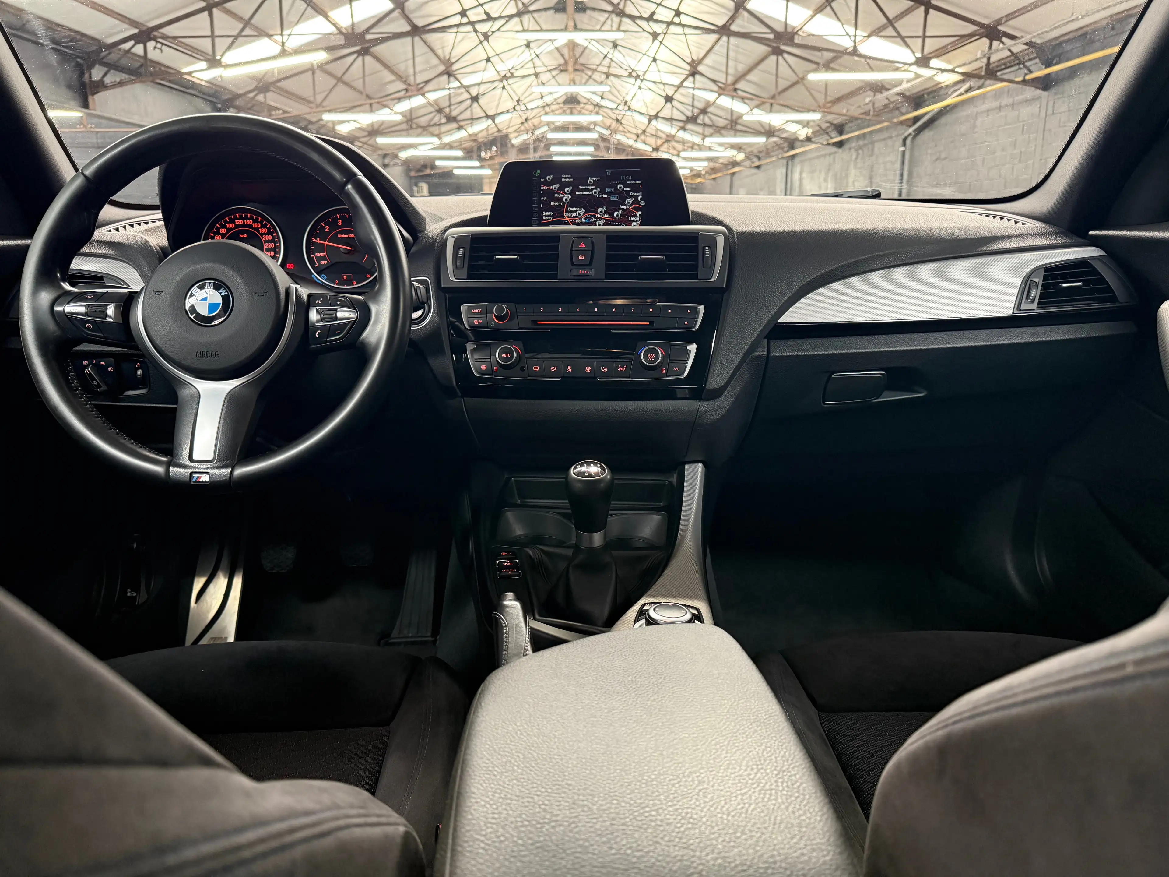BMW 118 i * PACK M * ALCANTARA * LED * GPS * RADAR AR * ATTELAGE — photo 11