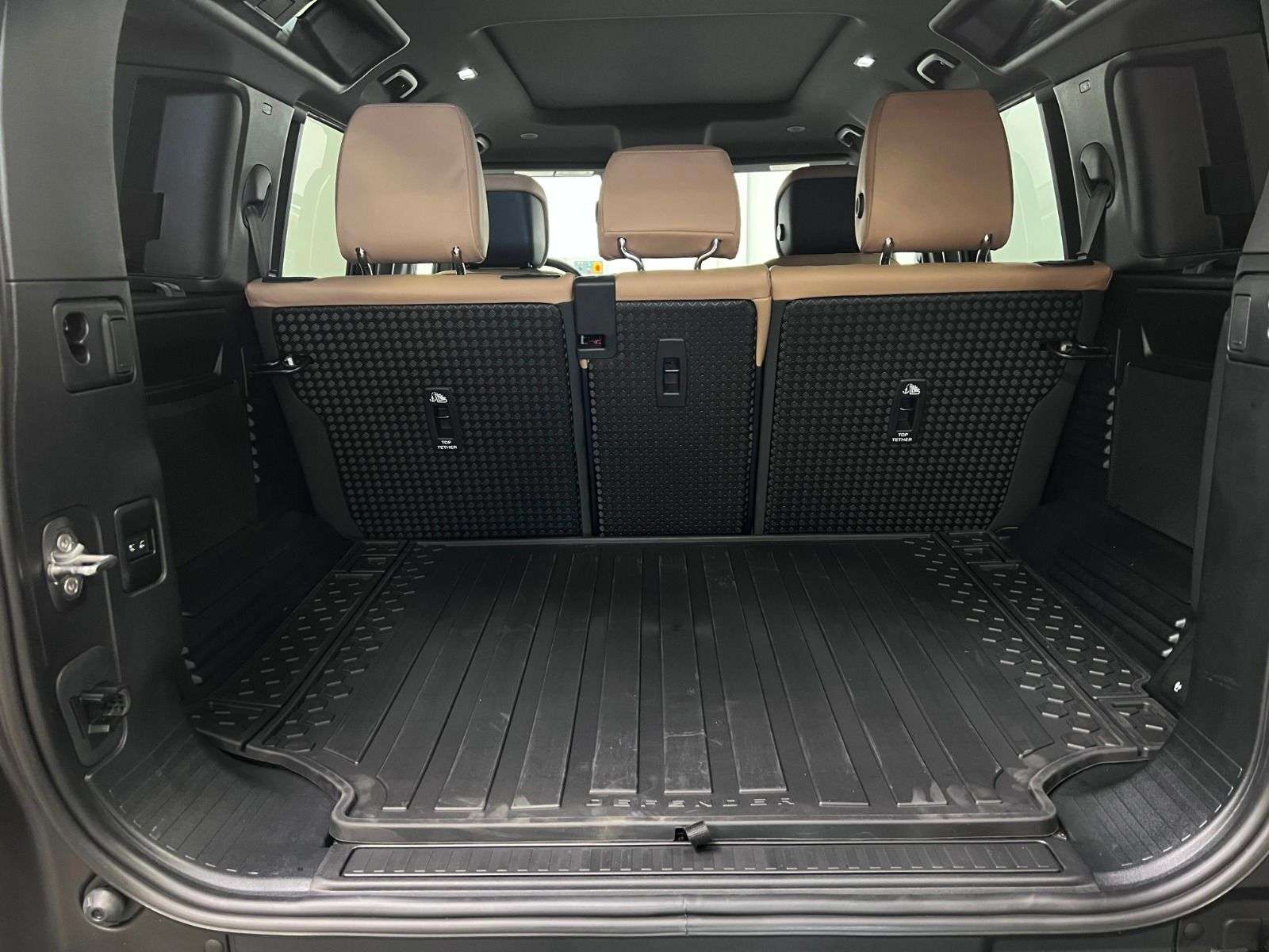 2026 Land Rover Defender 110 P400 X-DYNAMIC SE thumb 11