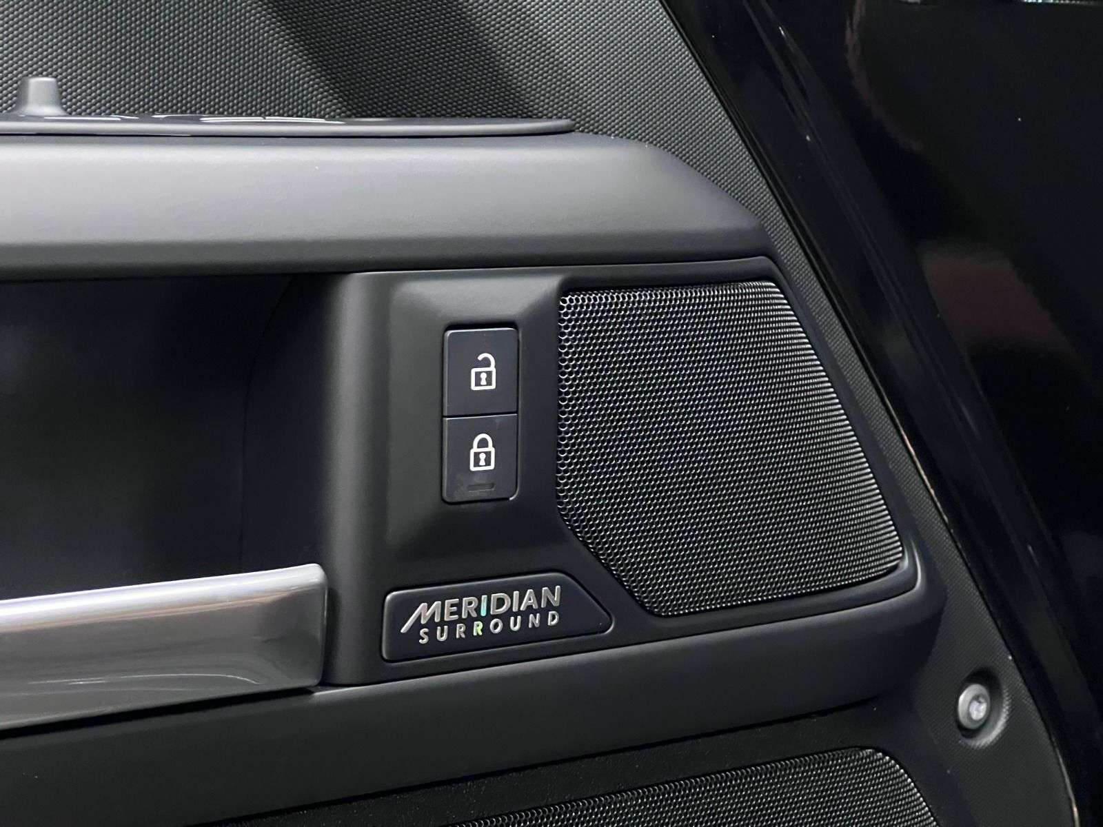 2026 Land Rover Defender 110 P400 X-DYNAMIC SE thumb 33