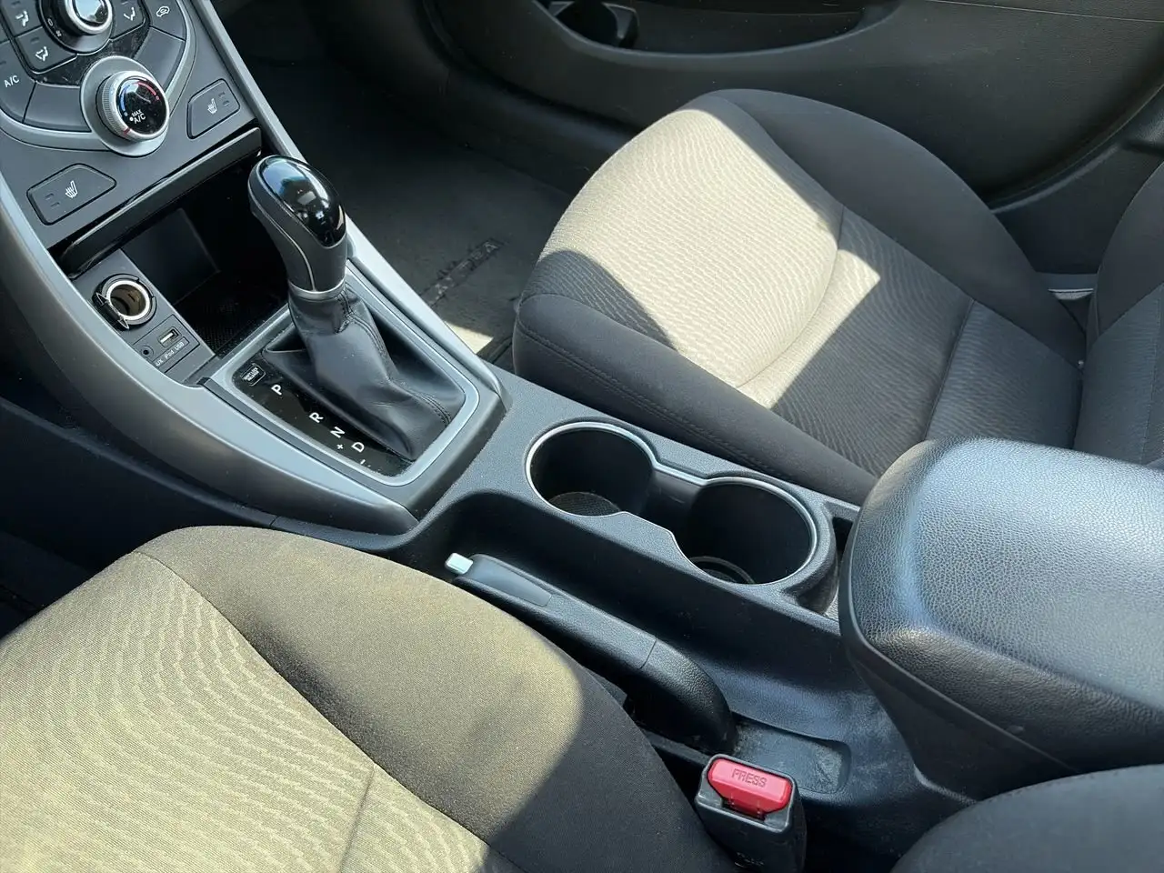 Hyundai ELANTRA снимка Hyundai ELANTRA