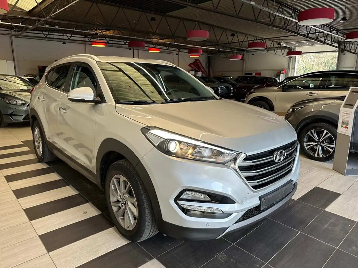 Hyundai TUCSON HYUNDAI TUCSON BENZINE 1.6/FULL OPTION Grijs - 2