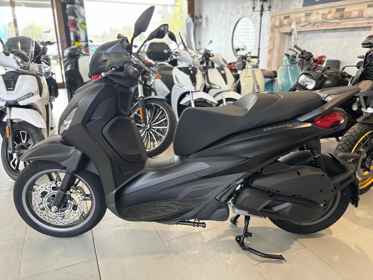 Piaggio Beverly 300 Beverly S 310 i.e. Noir - 1
