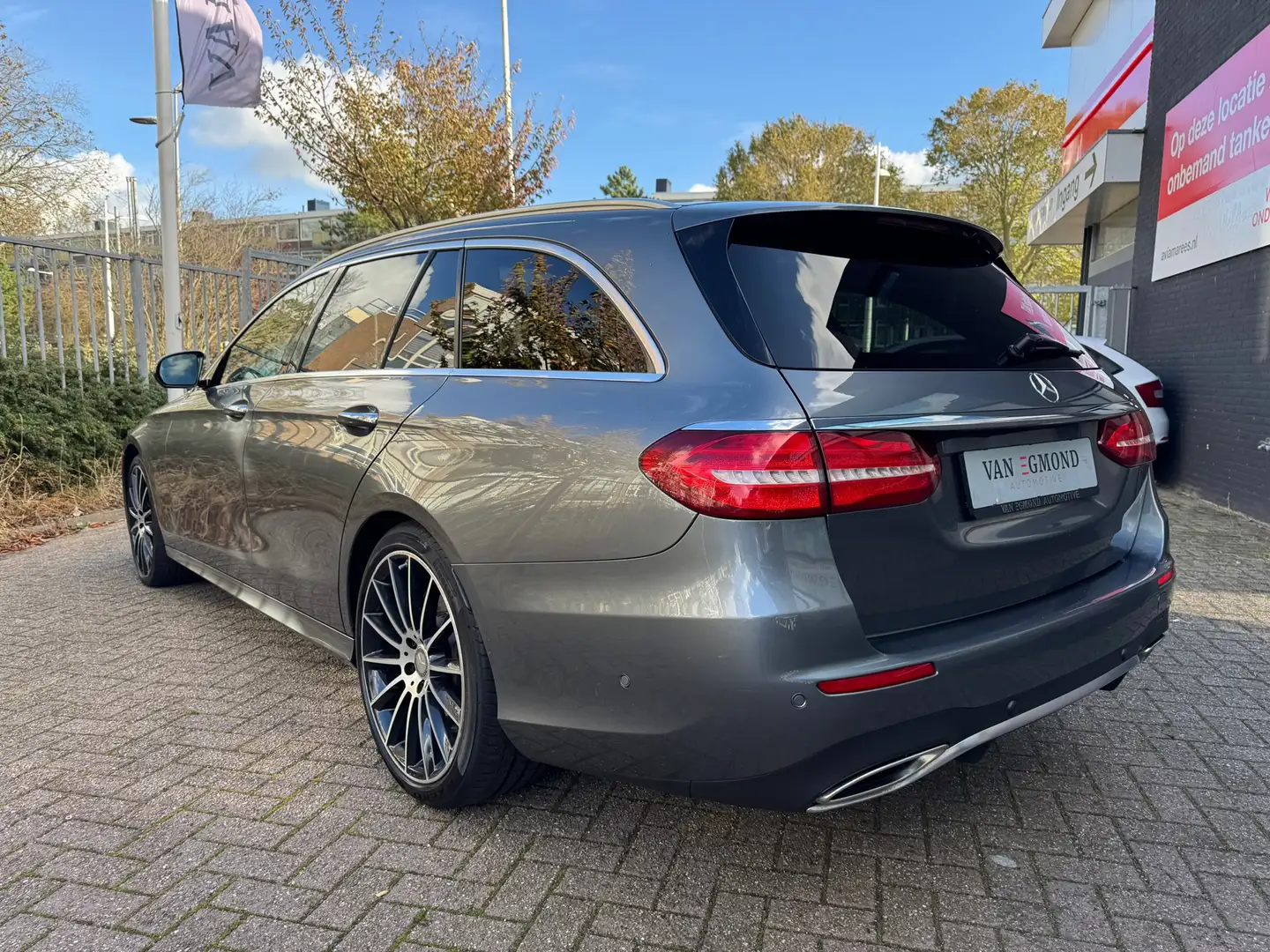 Mercedes-Benz E 400 Estate 4MATIC Prestige Plus AMG LINE Grijs - 2