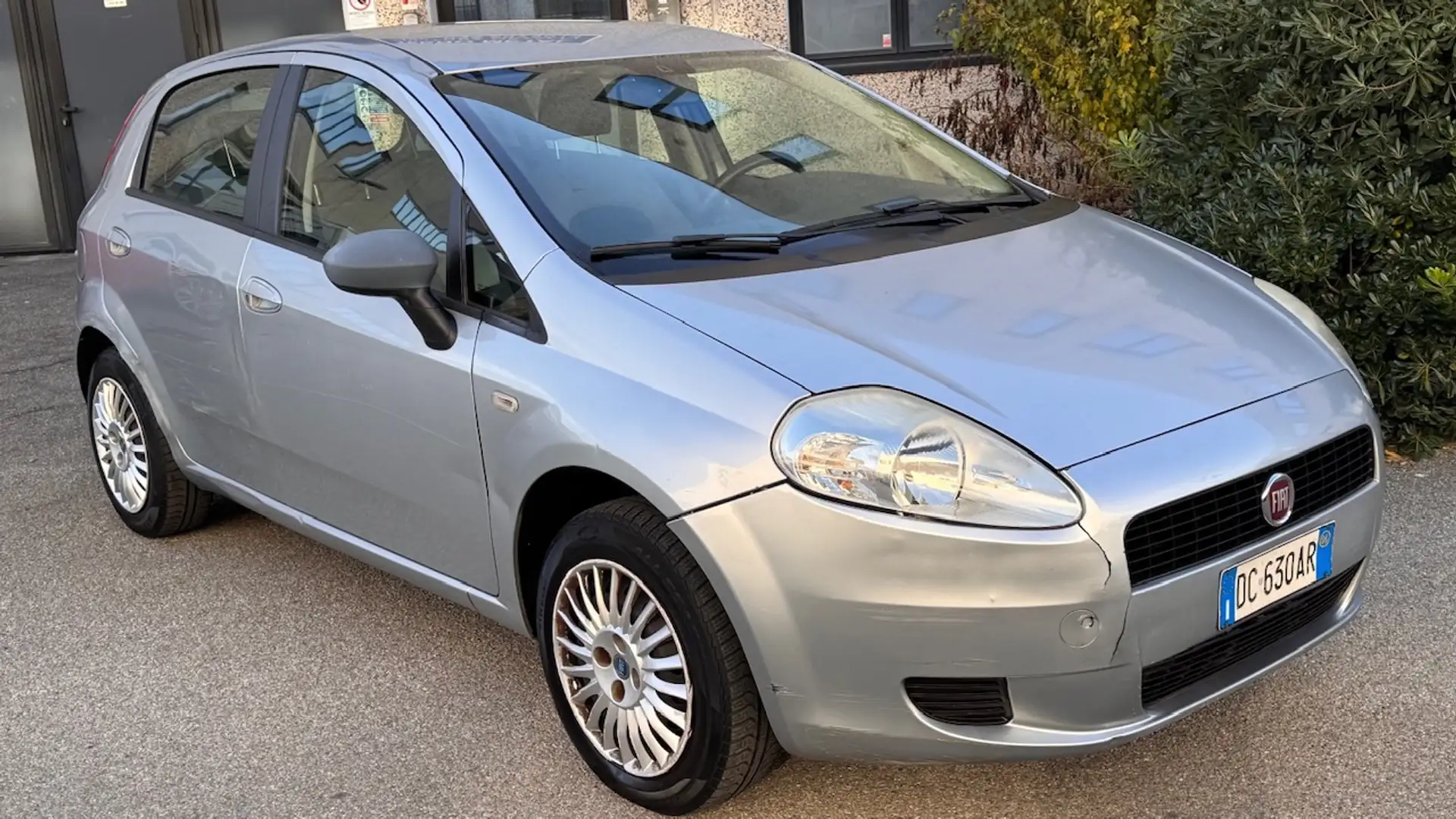 Fiat Grande Punto Grande Punto 5p 1.2 Active 65cv Gris - 2
