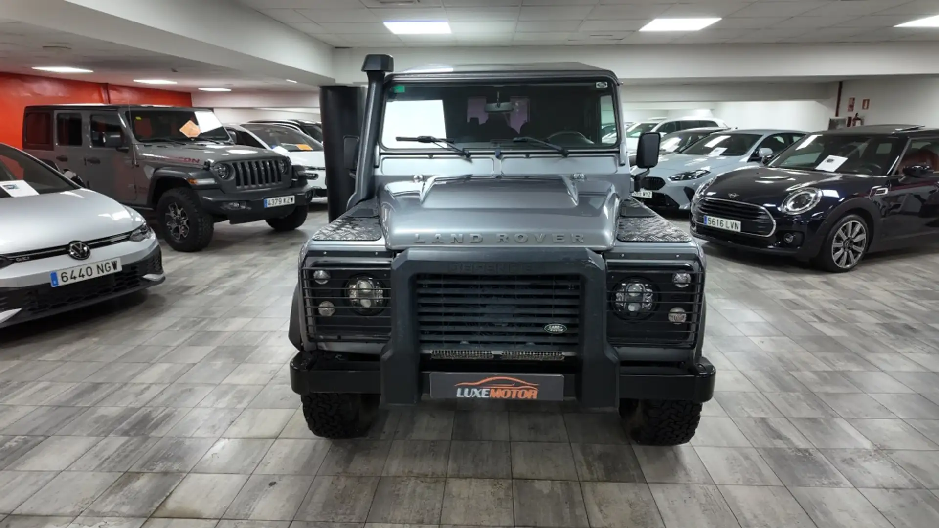 Land Rover Defender 110 SW E Gris - 2