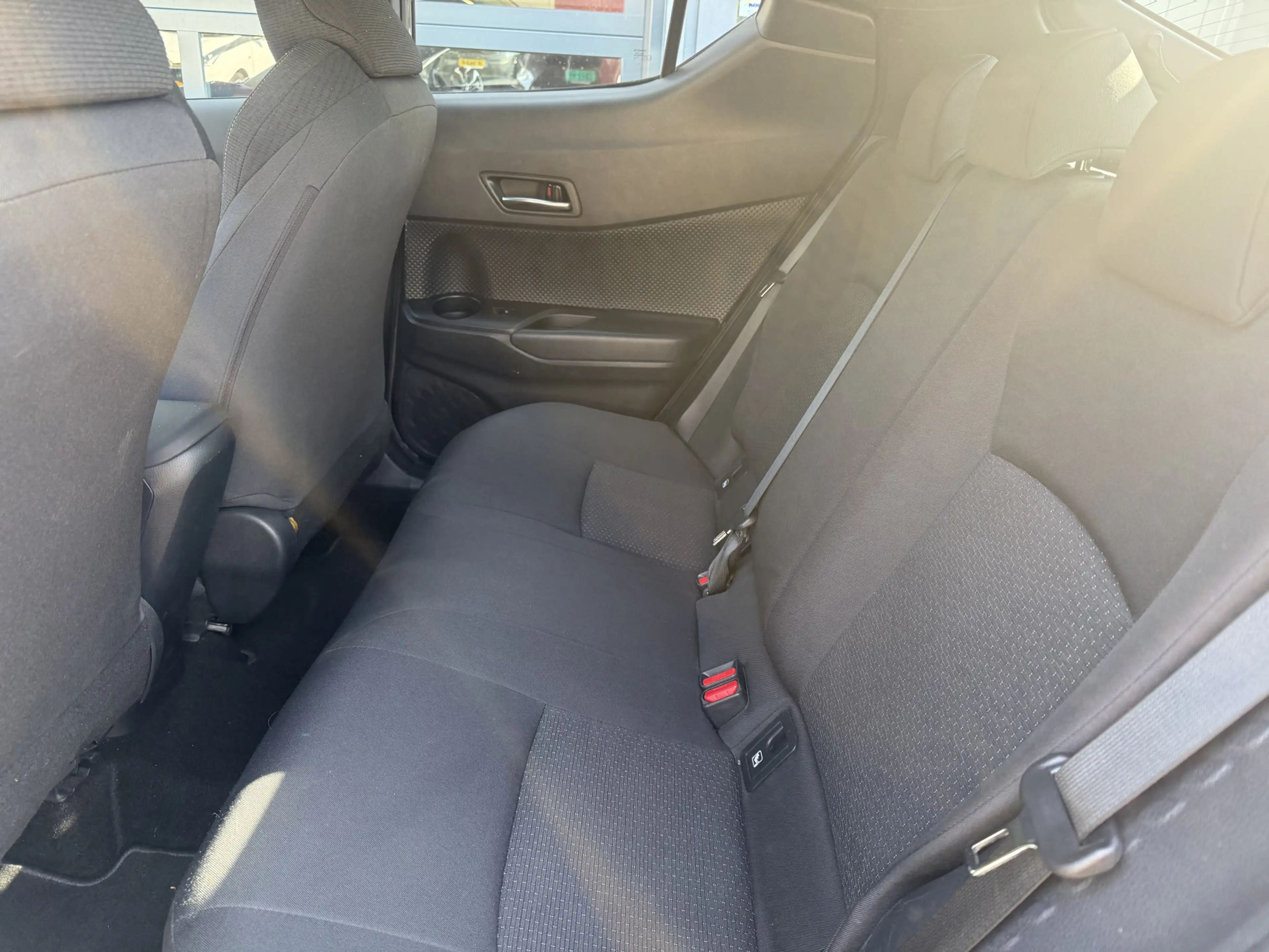 Toyota C-HR 1.8 Hybrid Active — photo 8