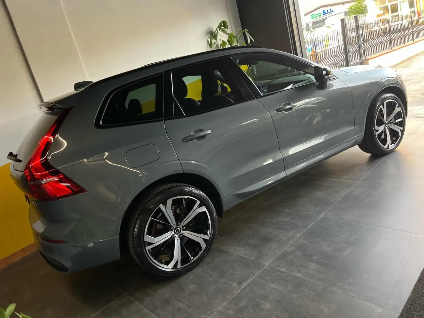 Volvo XC60 2.0 B4 (d) R-design Dark Plus AWD Grigio - 2