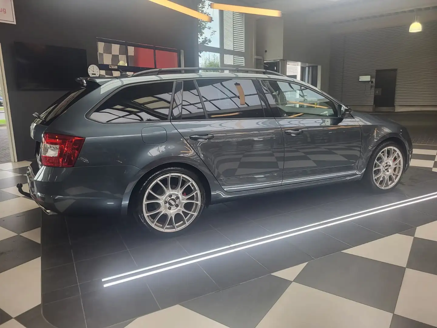 Skoda Octavia Octavia Combi 2.0 TSI (Green tec)RS Grey - 2