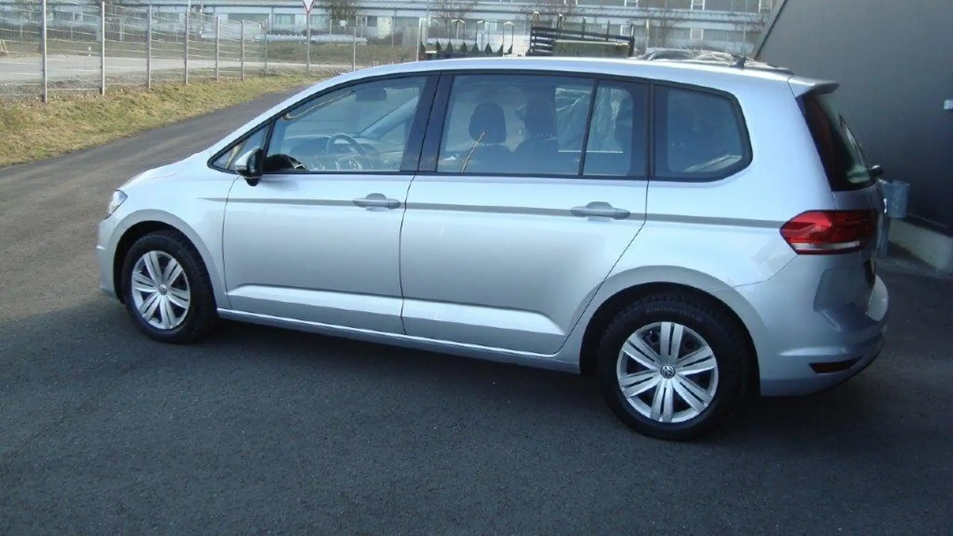 Volkswagen Touran super gepflegt, Jahreswagencharakter Silber - 2