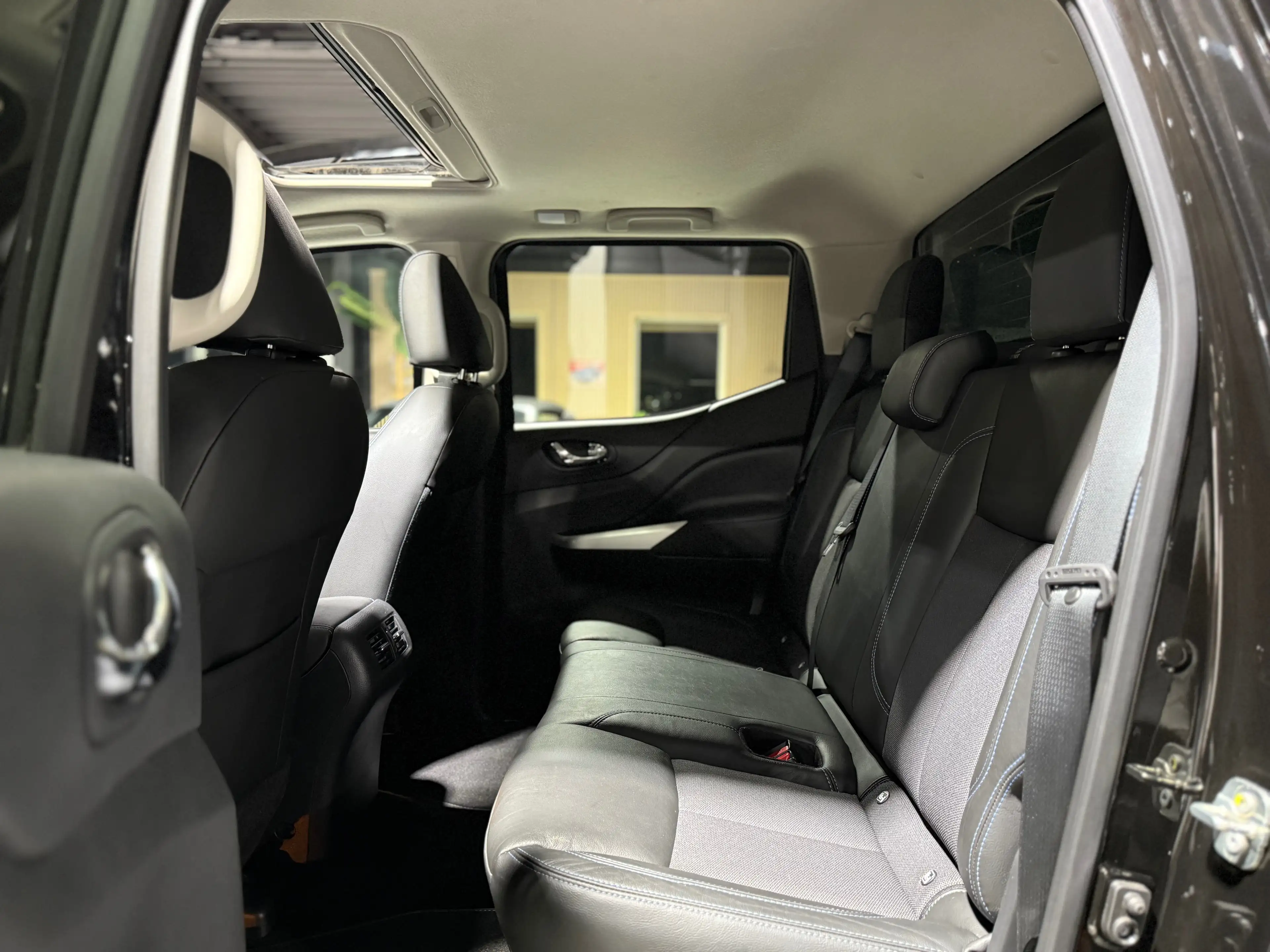 Nissan Navara 2.3 dCi 4WD N-Guard Bt-Auto HARDTOP GPS CAM360 TVA — photo 13