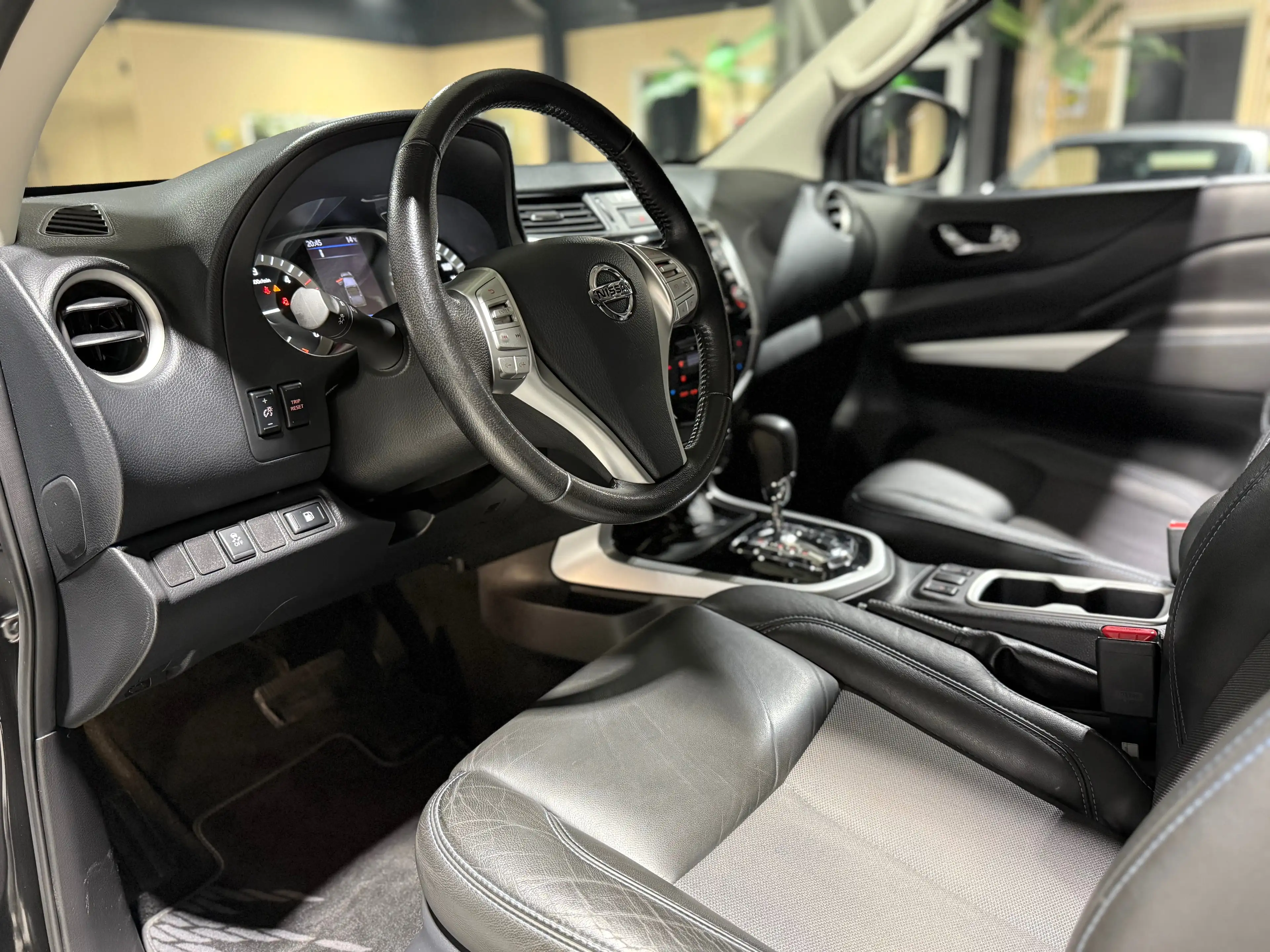 Nissan Navara 2.3 dCi 4WD N-Guard Bt-Auto HARDTOP GPS CAM360 TVA — photo 9