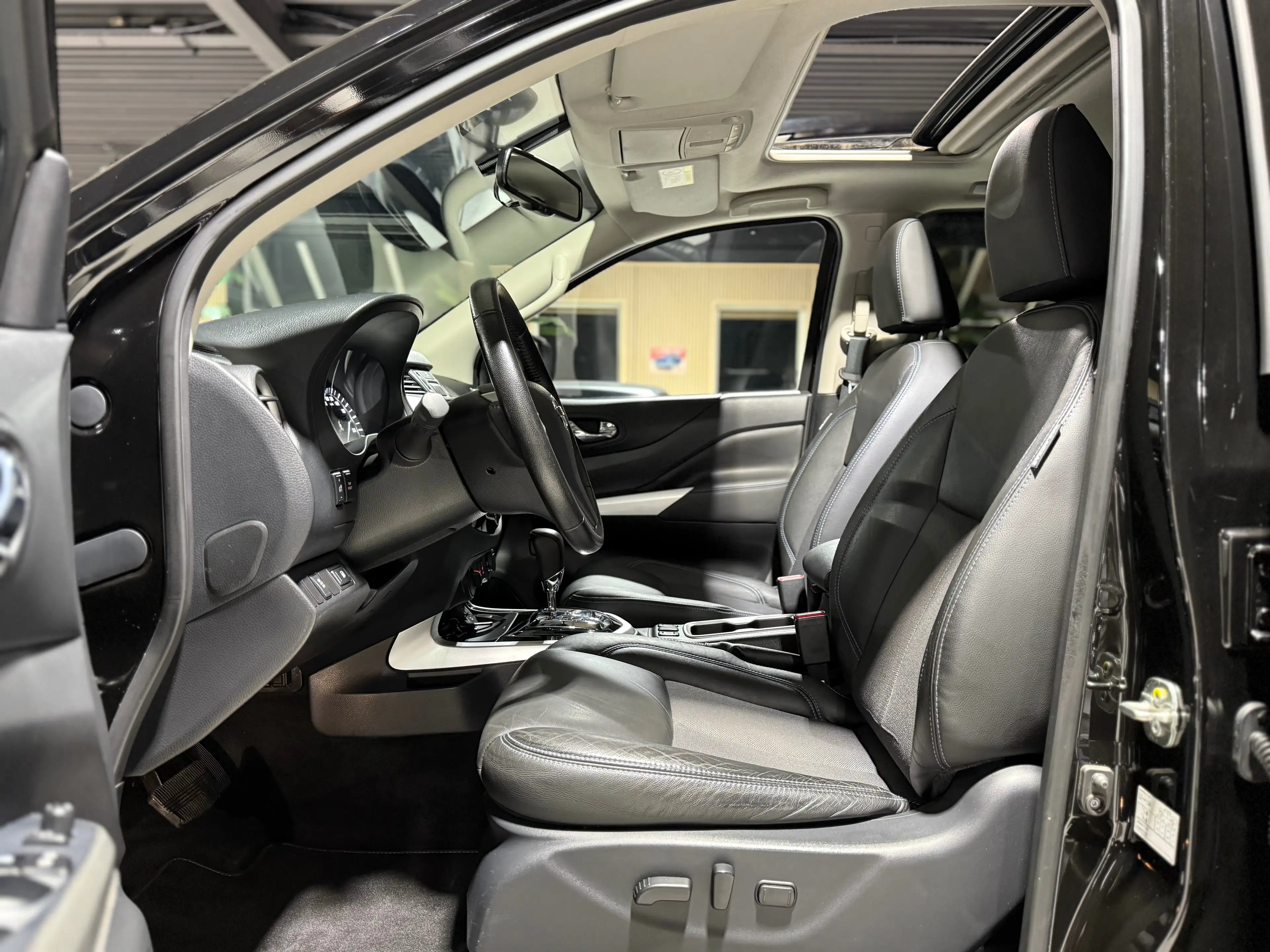 Nissan Navara 2.3 dCi 4WD N-Guard Bt-Auto HARDTOP GPS CAM360 TVA — photo 10