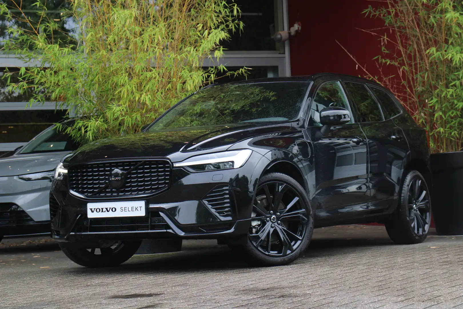 Volvo XC60 2.0 T6 Plug-in hybrid AWD Ultra Black Edition | Lu Zwart - 1