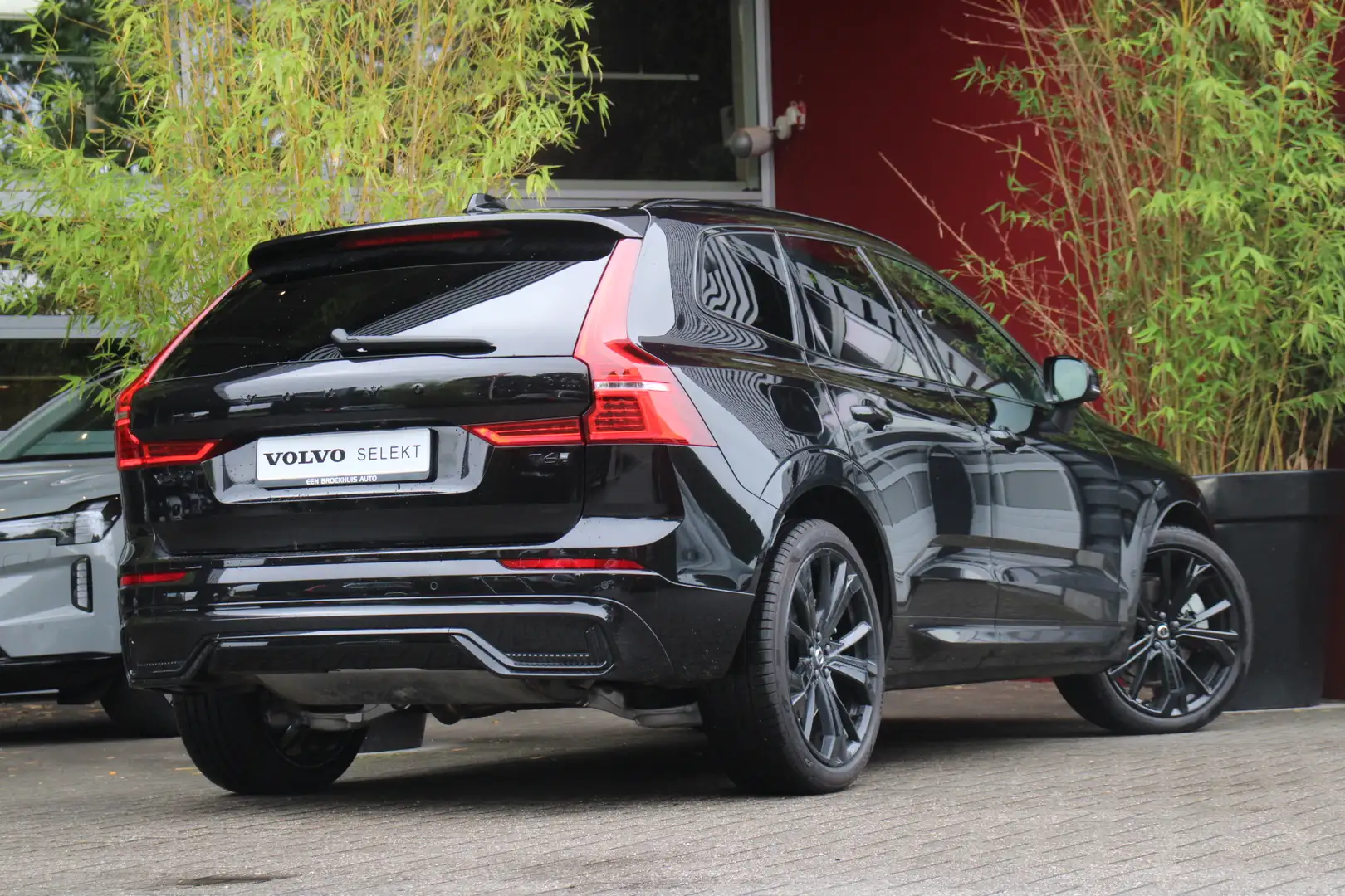 Volvo XC60 2.0 T6 Plug-in hybrid AWD Ultra Black Edition | Lu Zwart - 2