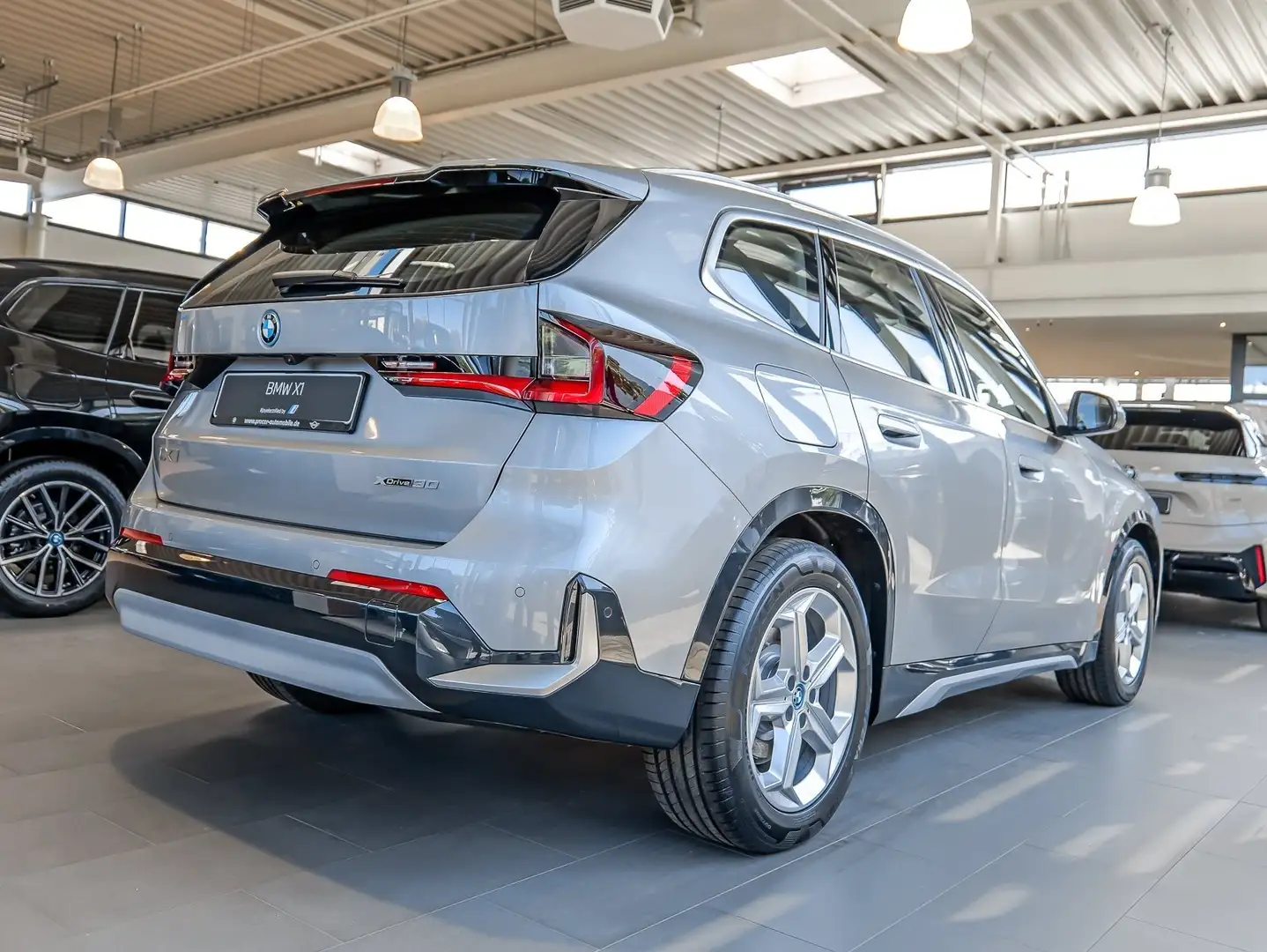 BMW iX1 xDrive30 xLine Driving Assistant RFK NAVI Standh. Grau - 2