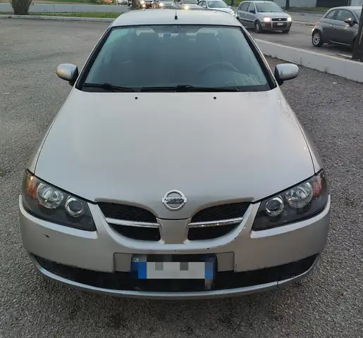 Nissan Almera Tino