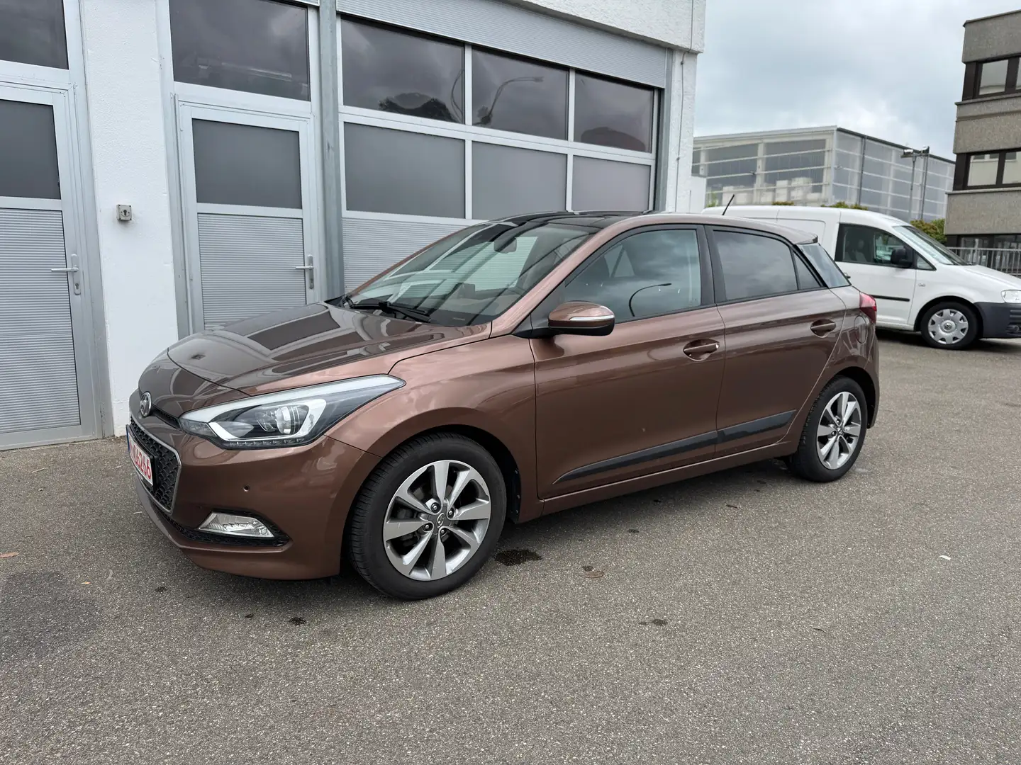 Hyundai i20 Style Panorama 8 fach + Alu Parksensoren Braun - 1