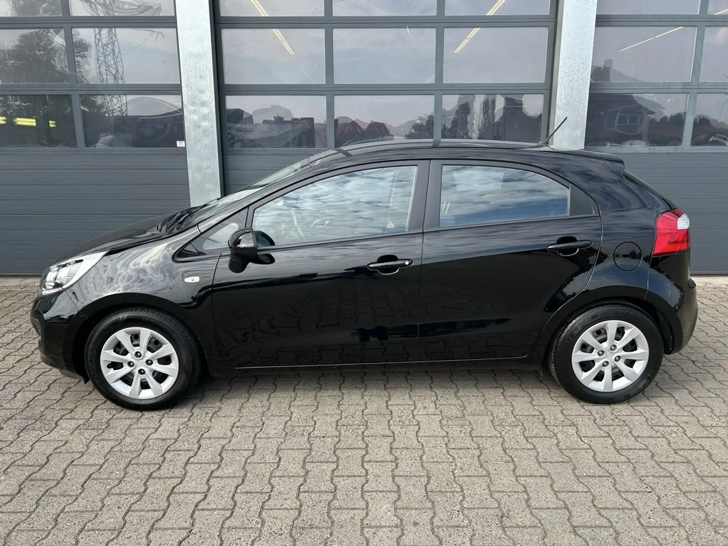 Kia Rio 1.2 CVVT 85pk 5-drs BusinessLine Zwart - 2