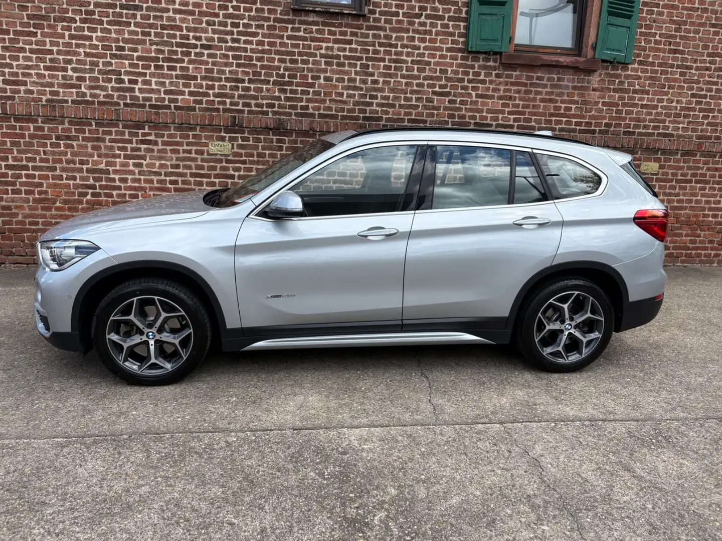 BMW X1 xDrive 20 i xLine Pano PDC 8xAlu BMW SH Silber - 2