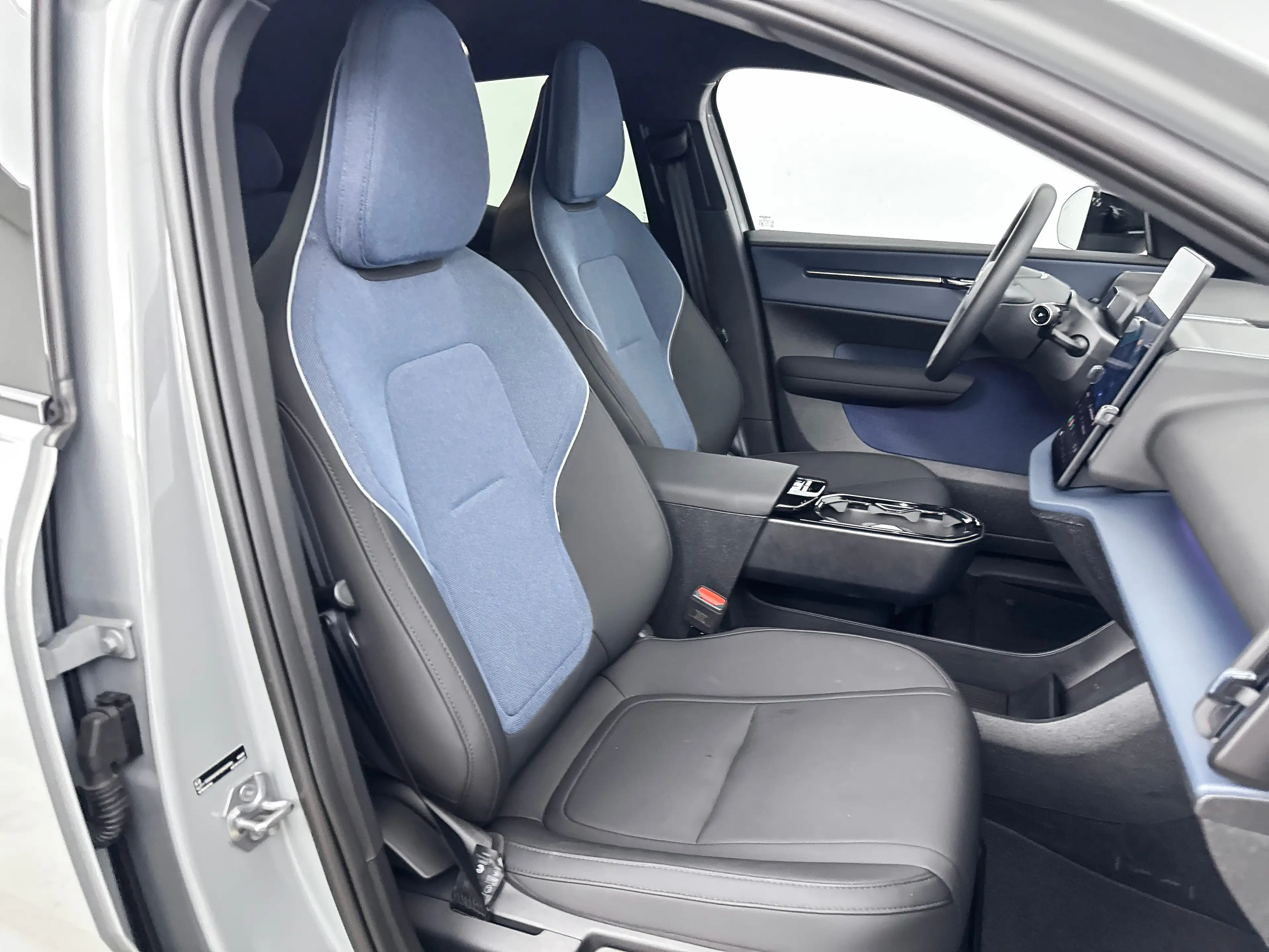 Volvo EX30 Single Motor Extended Range Plus 69 kWh | 19" | St — photo 28