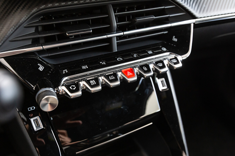 Peugeot e-2008 50kWh Allure Pack — photo 8